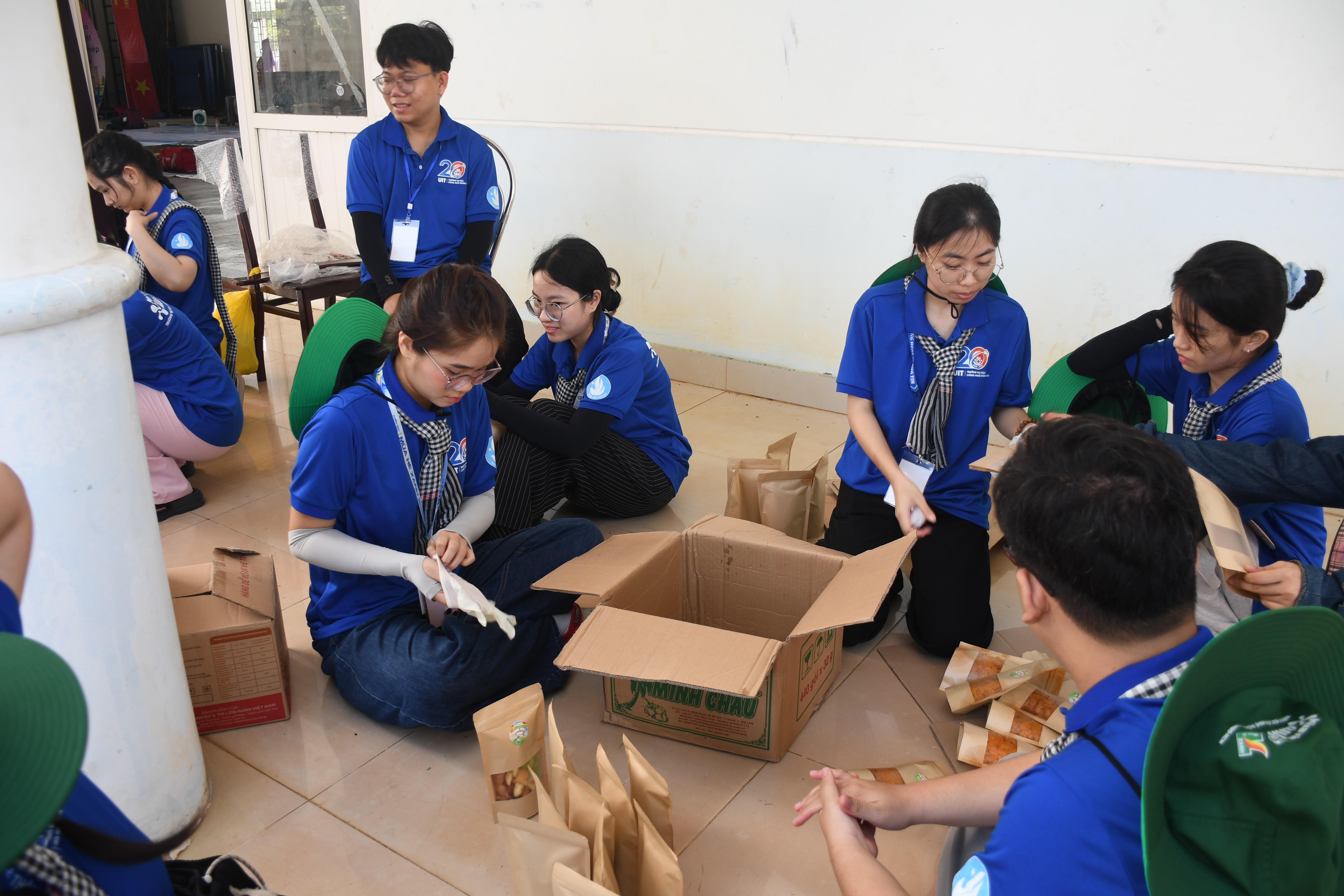 Chuẩn bị quà tặng cho các em nhỏ