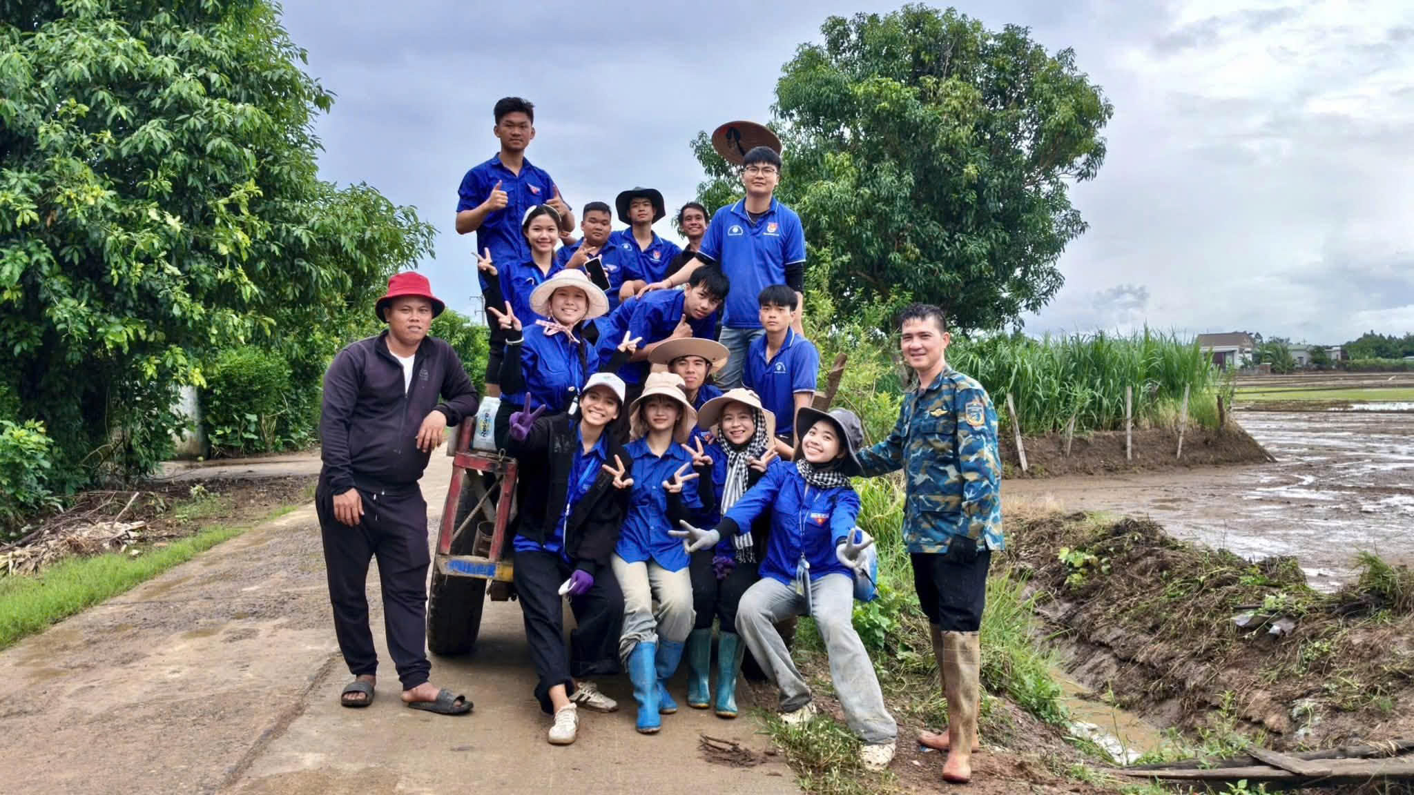 Khơi thông kênh mương thủy lợi cho các bác nông dân phục vụ mùa vụ tại xã Ea Bung