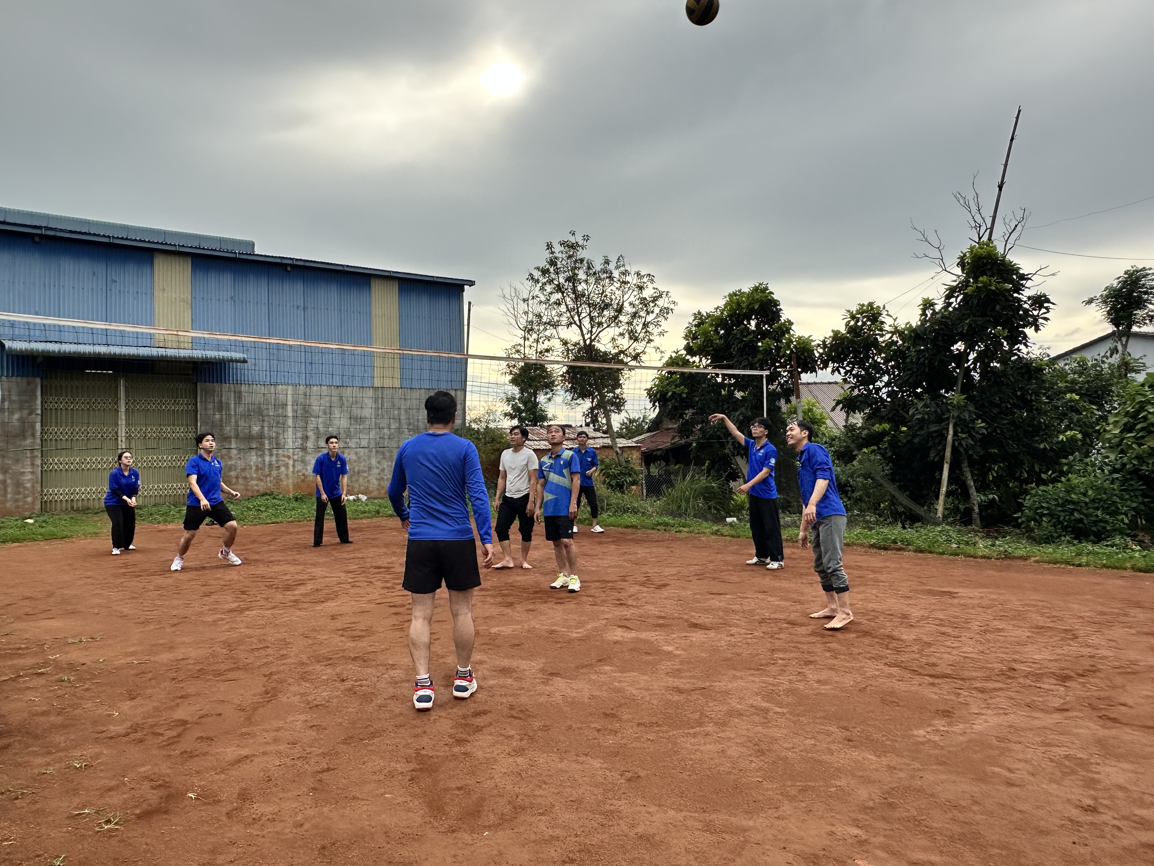 Giao lưu thể thao với đoàn viên, thanh niên địa phương