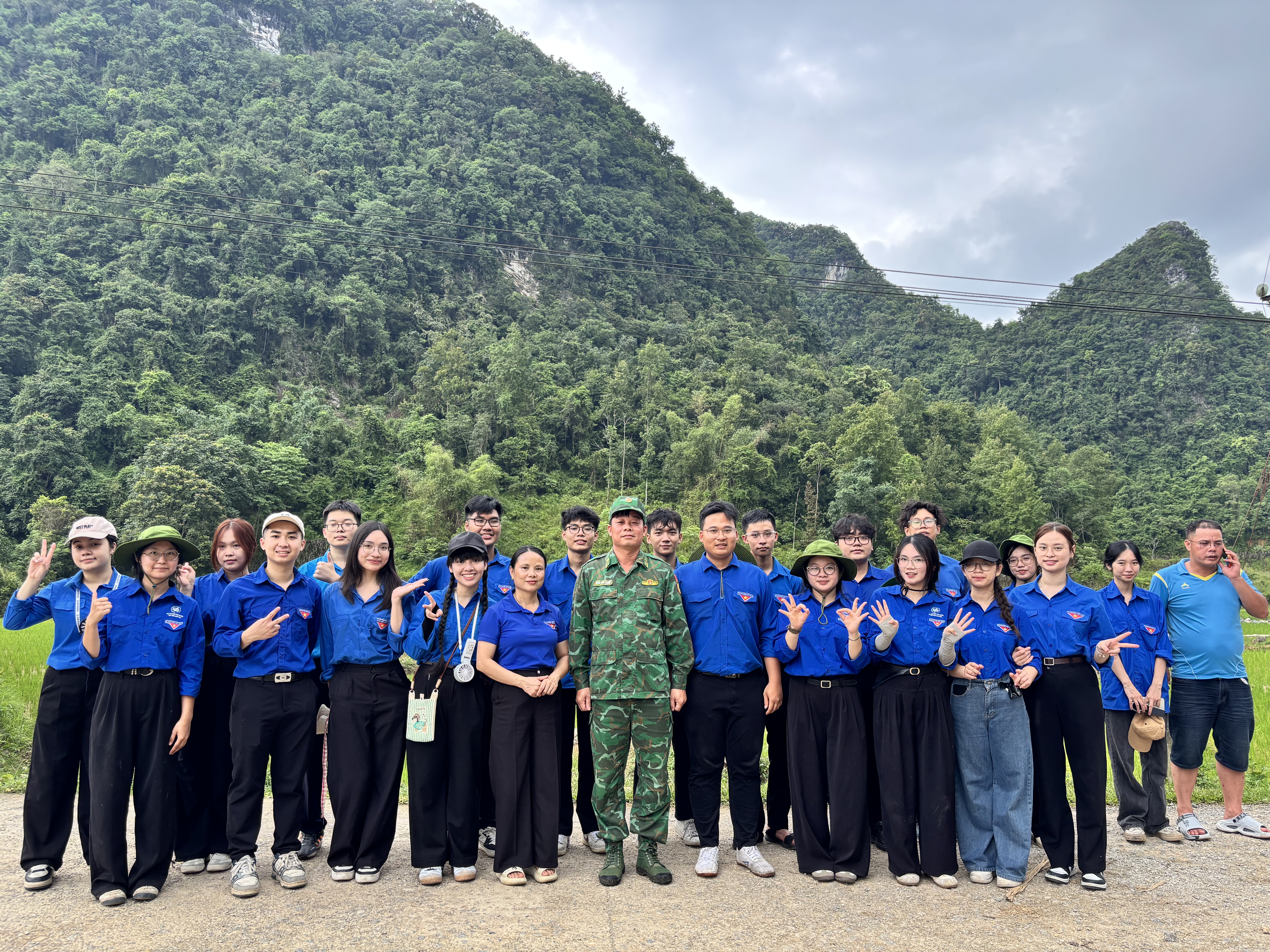 TUỔI TRẺ HỌC VIỆN NGÂN HÀNG CHUNG TAY XÂY DỰNG CÔNG TRÌNH THANH NIÊN “THẮP SÁNG VÙNG BIÊN”