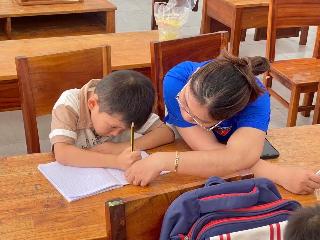 BUỔI HỌC THỨ 2 TẠI TRƯỜNG TIỂU HỌC TÓC TIÊN