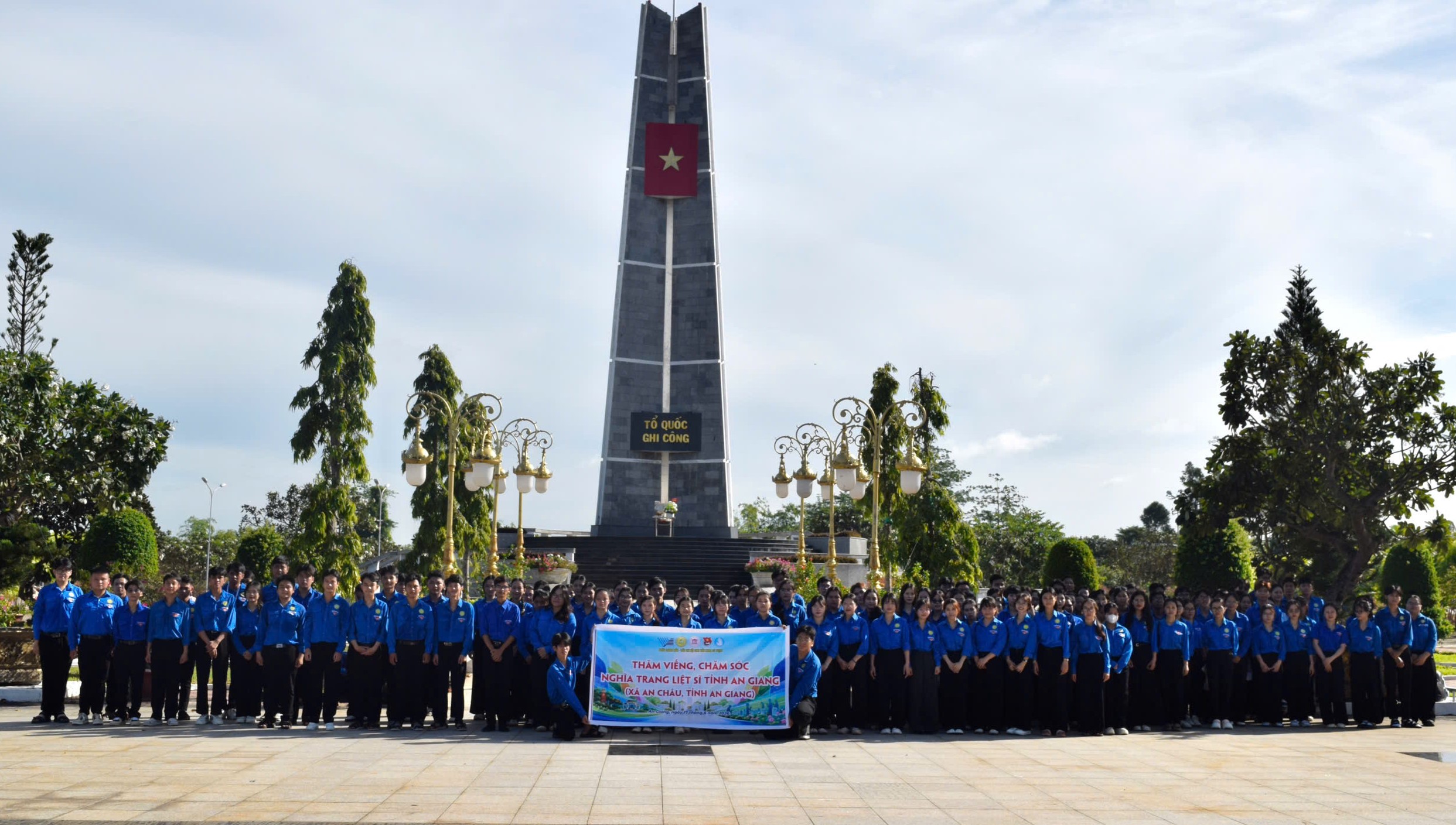 ĐOÀN THANH NIÊN - LIÊN CHI HỘI SINH VIÊN KHOA SƯ PHẠM TỔ CHỨC LỄ VIẾNG NGHĨA TRANG LIỆT SĨ TỈNH AN GIANG