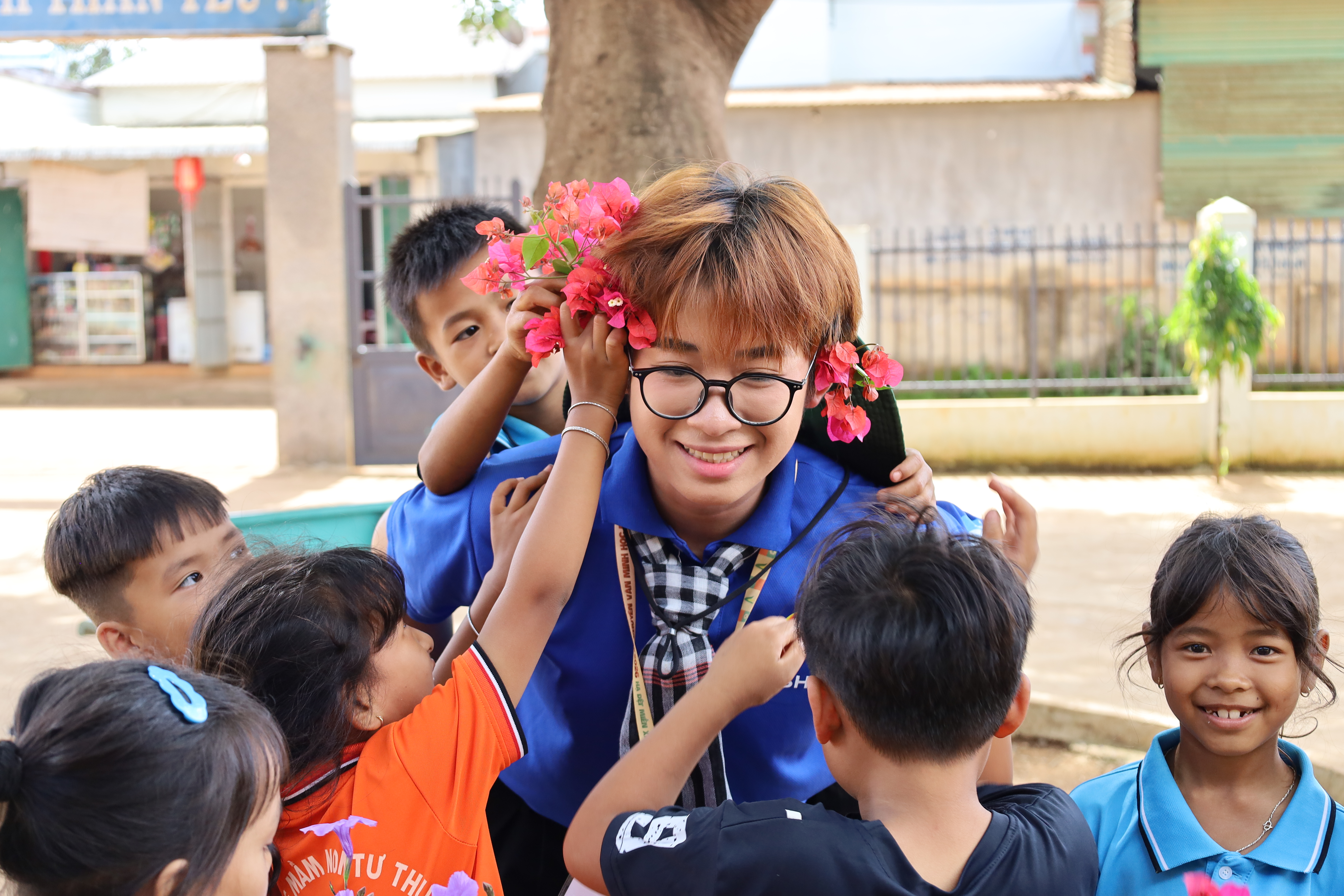 Lớp học phụ đạo cho học sinh tại địa phương