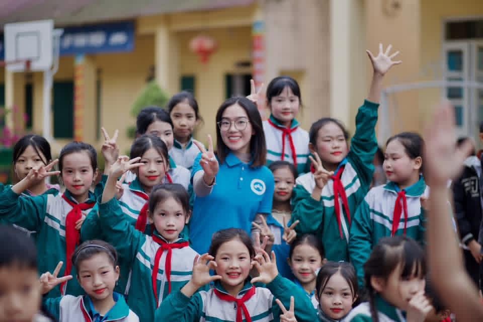 Tặng quà các em học sinh khó khăn