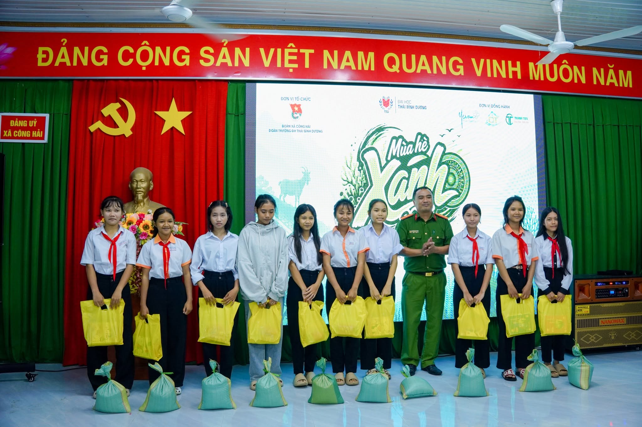 [TBD] Trao tặng 50 phần quà dành tặng các em học sinh có hoàn cảnh khó khăn và 10 phần quà tuyên dương các em có thành tích học tập tốt.