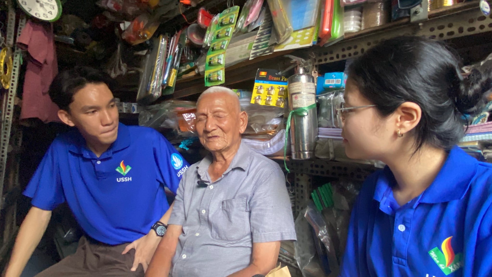 Thăm hỏi, tặng quà cụ ông có hoàn cảnh khó khăn tại quận 3