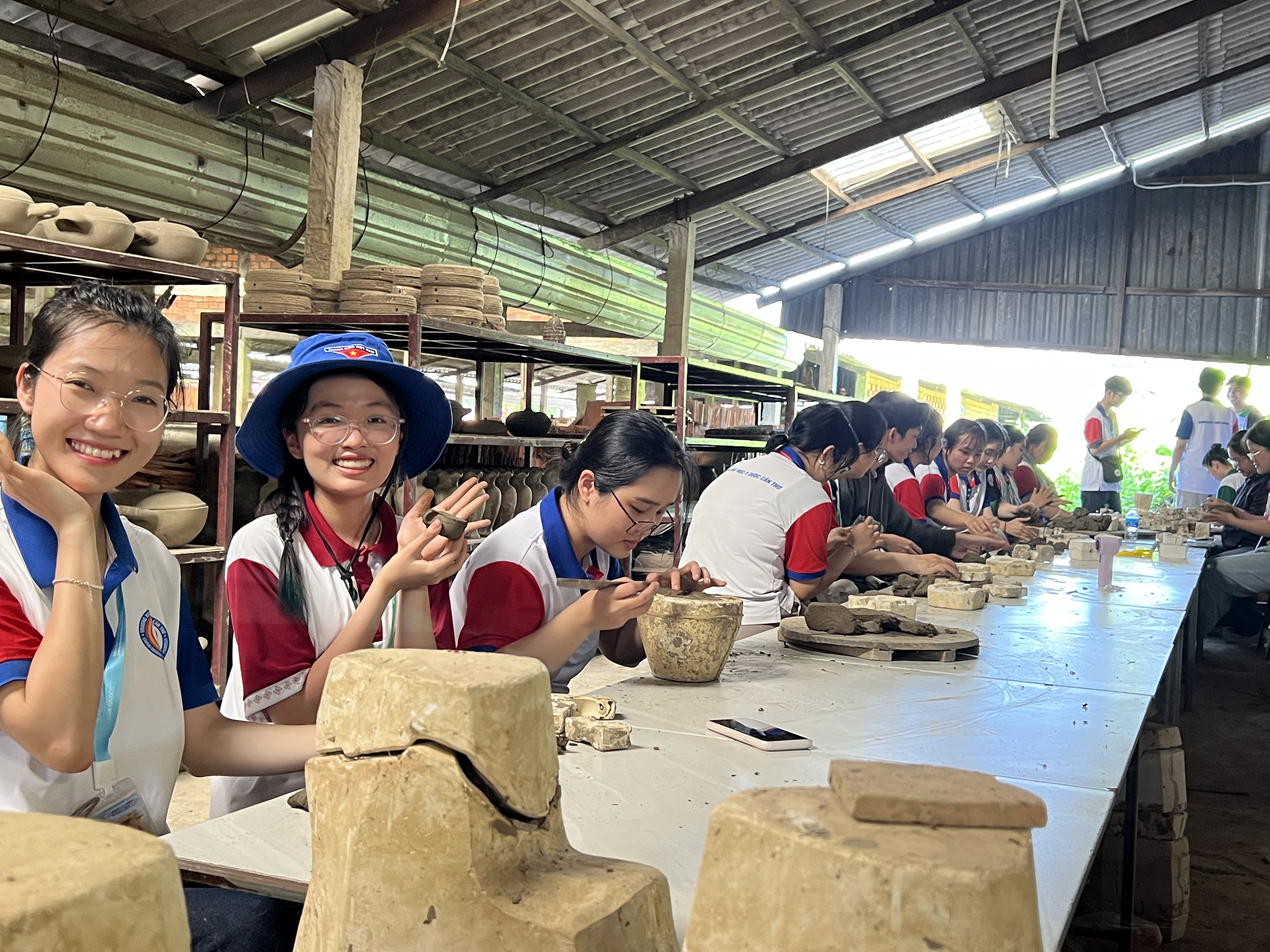 Tham gia trãi nghiệm làng gốm