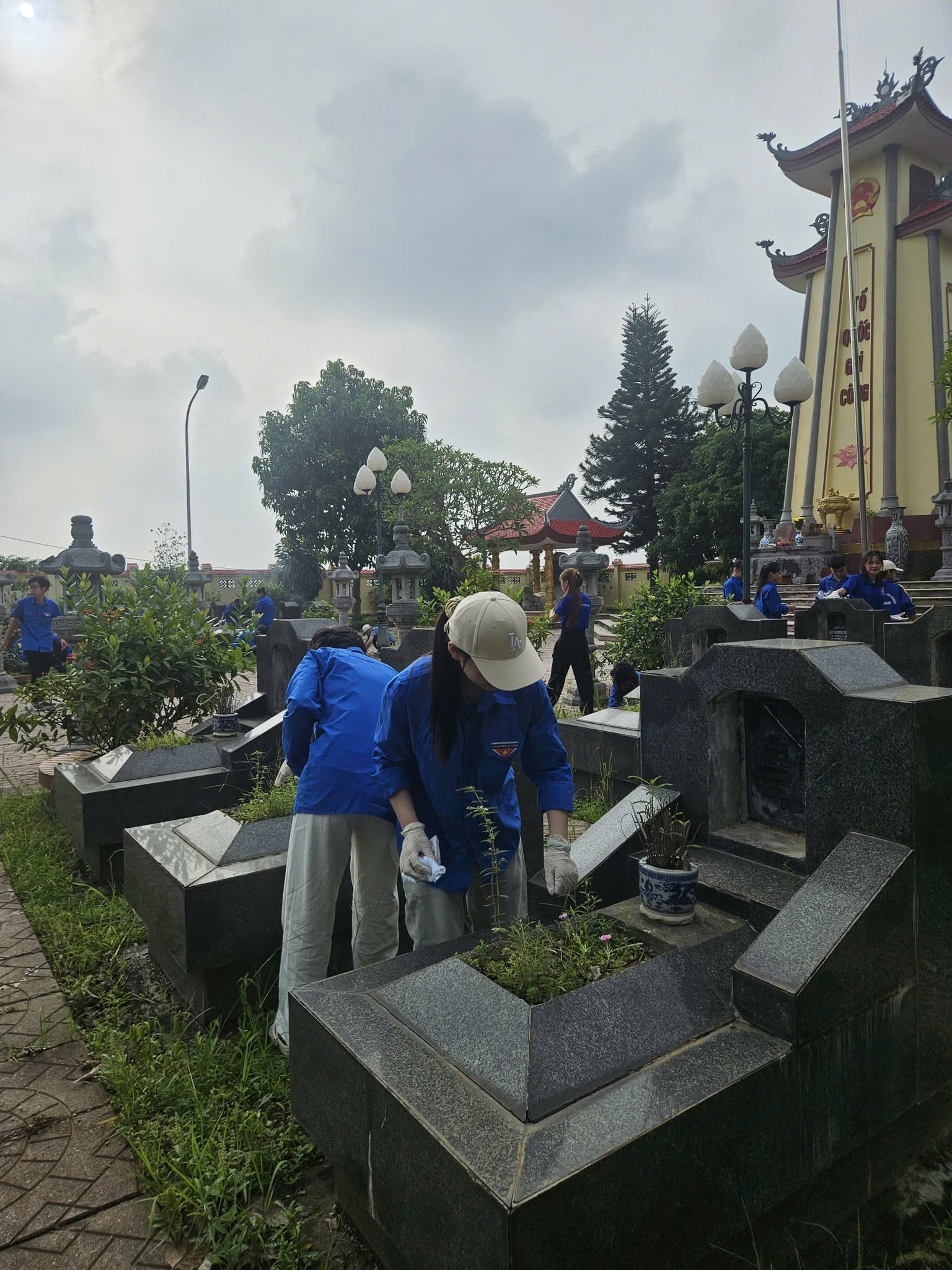 TUỔI TRẺ TRƯỜNG ĐẠI HỌC LÂM NGHIỆP THAM GIA HOẠT ĐỘNG “ĐỀN ƠN ĐÁP NGHĨA” TẠI NGHĨA TRANG LIỆT SĨ XÃ XUÂN MAI