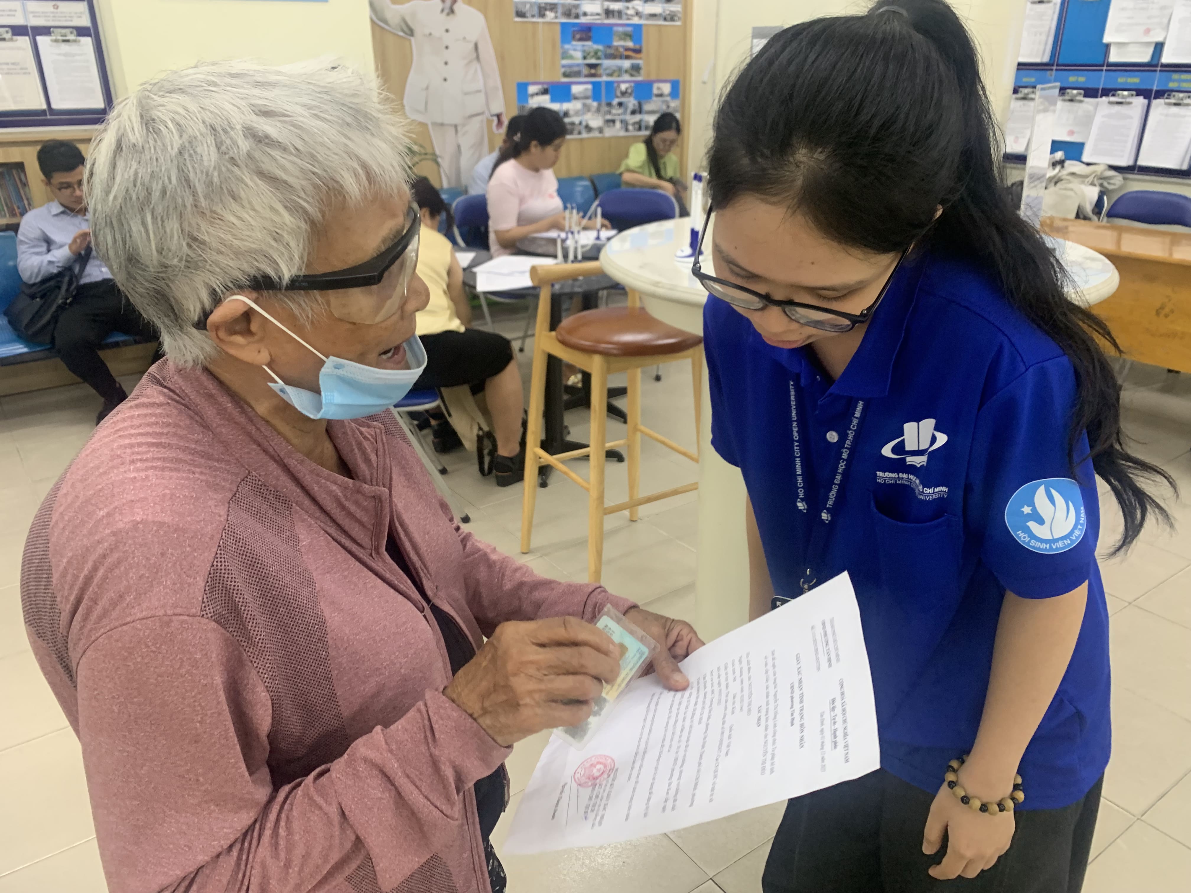 CHIẾN SĨ ĐỘI HÌNH TÌNH NGUYỆN SỐ HỖ TRỢ TRUNG TÂM HÀNH CHÍNH CÔNG TẠI ỦY BAN NHÂN DÂN PHƯỜNG BÀN CỜ-