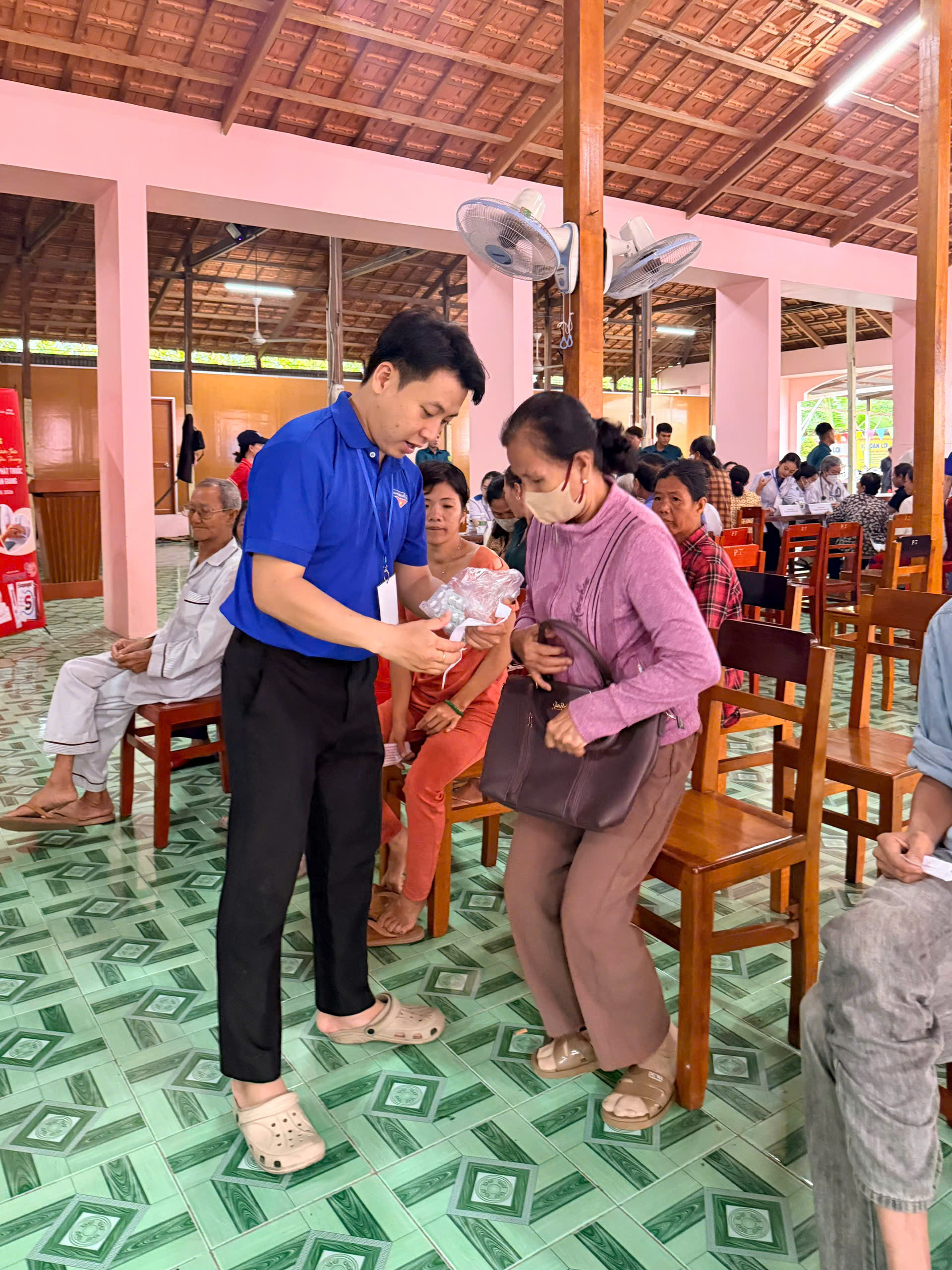 Cấp Phát thuốc cho người dân khó khăn