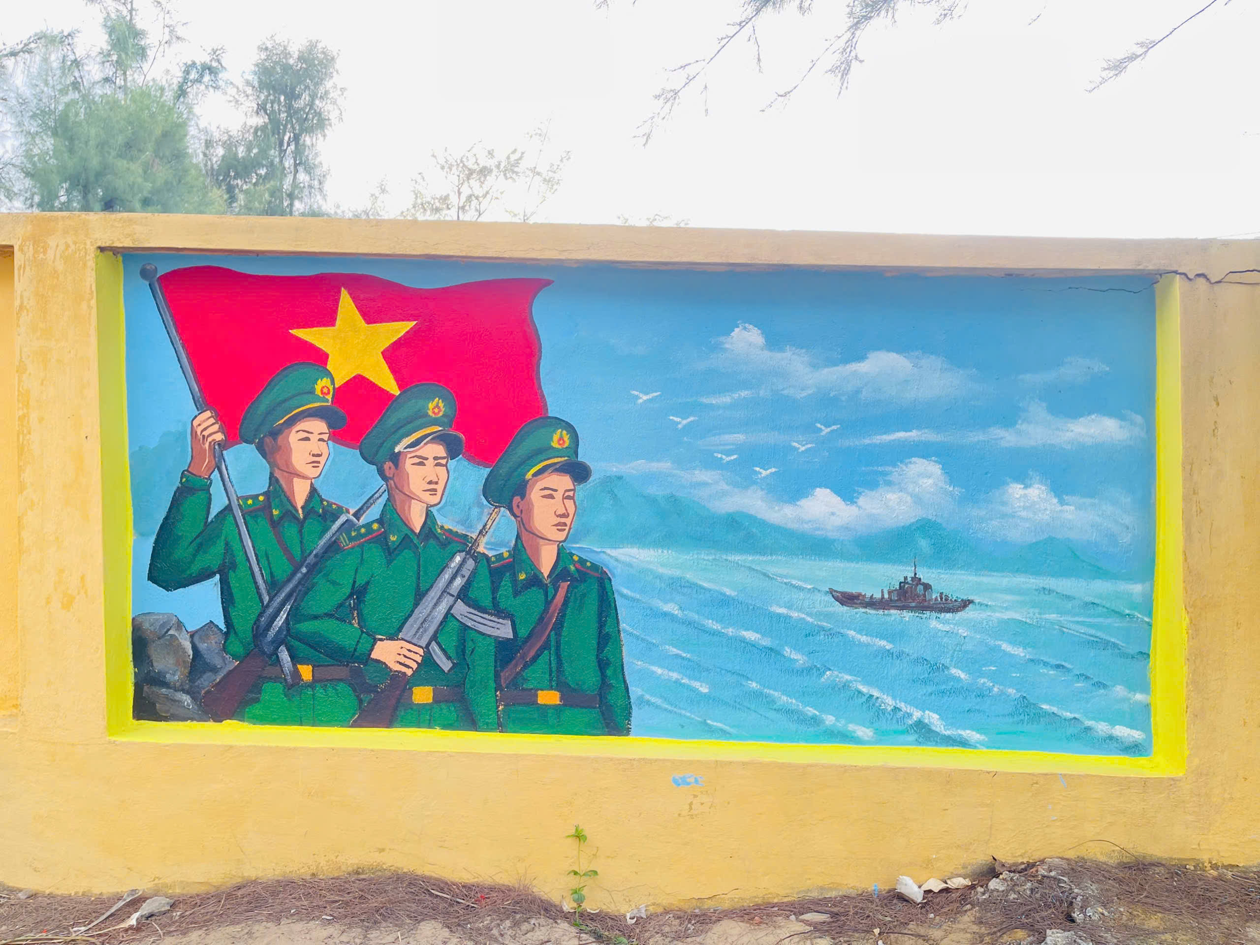 Vẽ tranh bích họa tại Đồn biên phòng Chân Mây  - Lăng Cô, Thành phố Huế