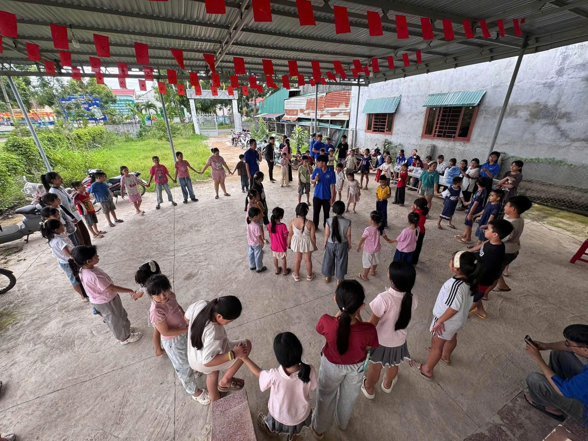 Sôi nổi hoạt động sinh hoạt hè, múa hát tập thể và trò chơi dân gian cho thiếu nhi xã Ea Bung
