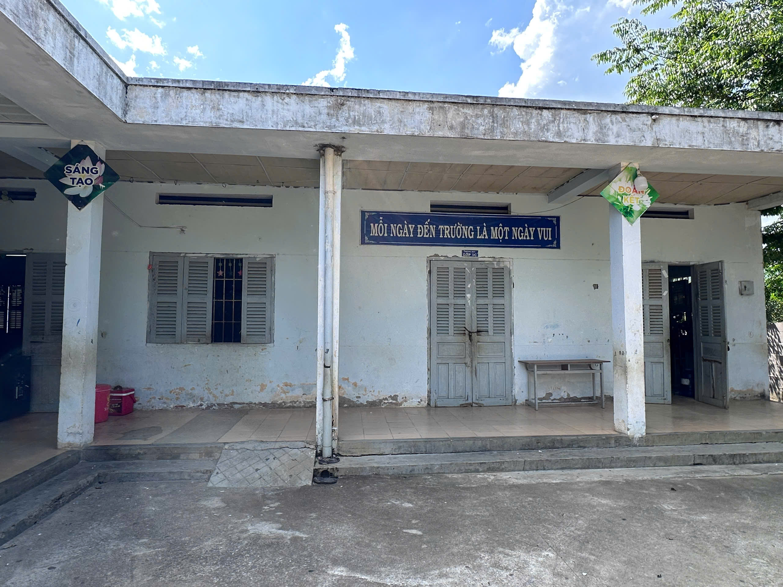 Dãy tường lớp học ngoài hành lang trước khi tu sửa (2)