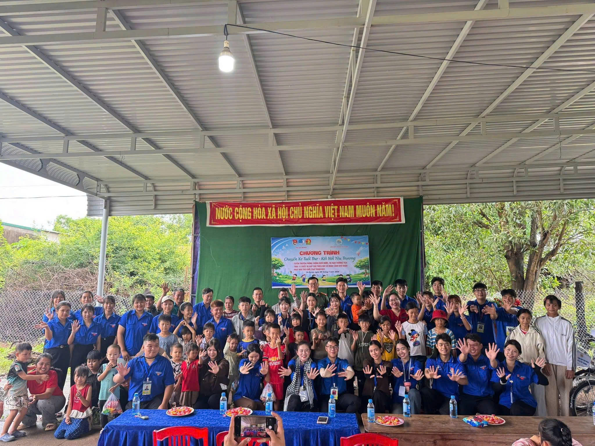 ĐỘI HÌNH TÌNH NGUYỆN XÃ EA BUNG: TẬP HUẤN PHÒNG CHỐNG ĐUỐI NƯỚC VÀ TRAO QUÀ CHO THIẾU NHI