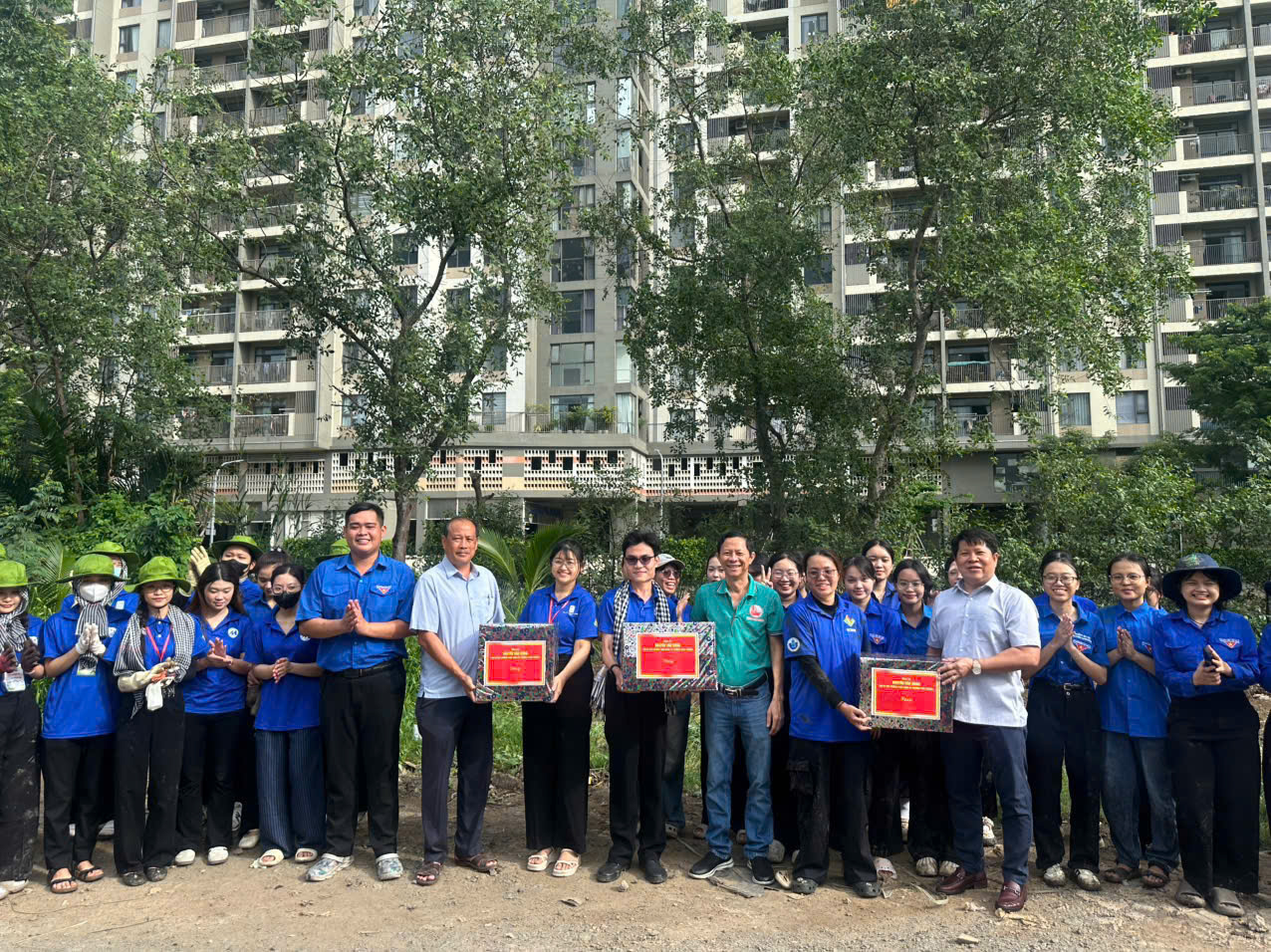 UFM - Hoạt động thực hiện dọn dẹp kênh Rạch Bà Hiện