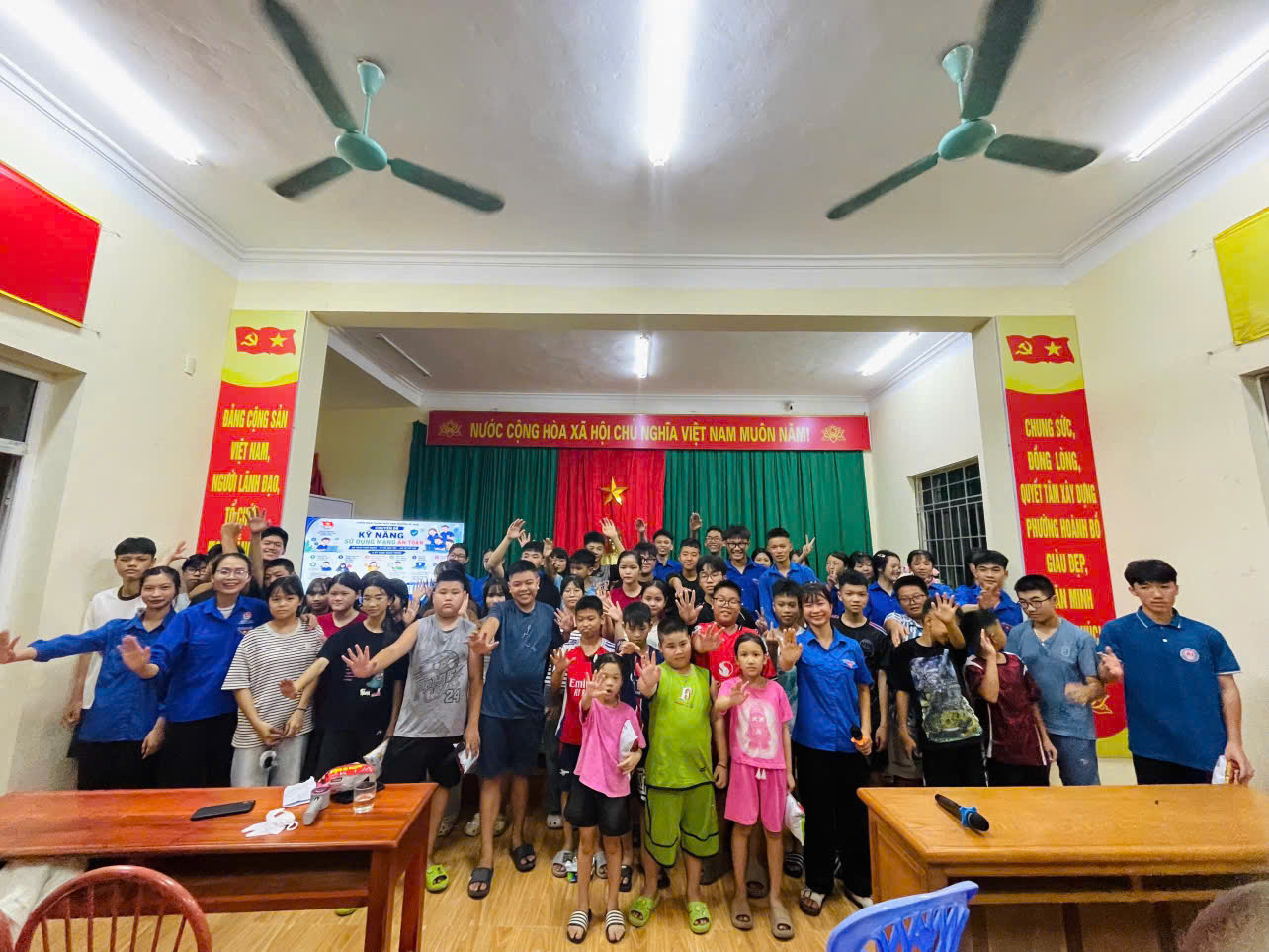 Bình dân học vụ số cho các em vùng sâu vùng xa địa bàn phường Hoành Bồ