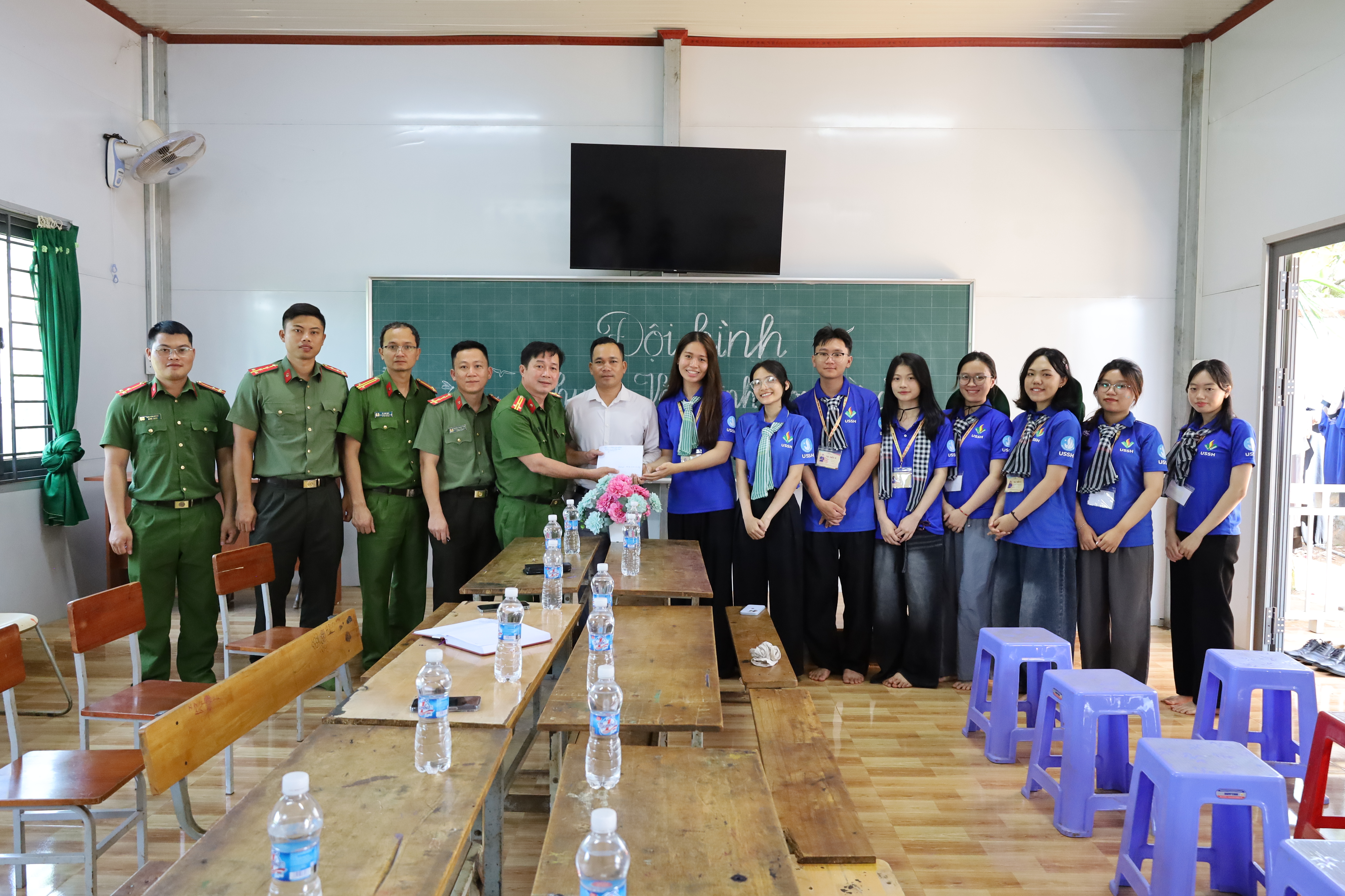 Công an xã Đắk Sắk thăm, động viên và hỗ trợ Đội hình