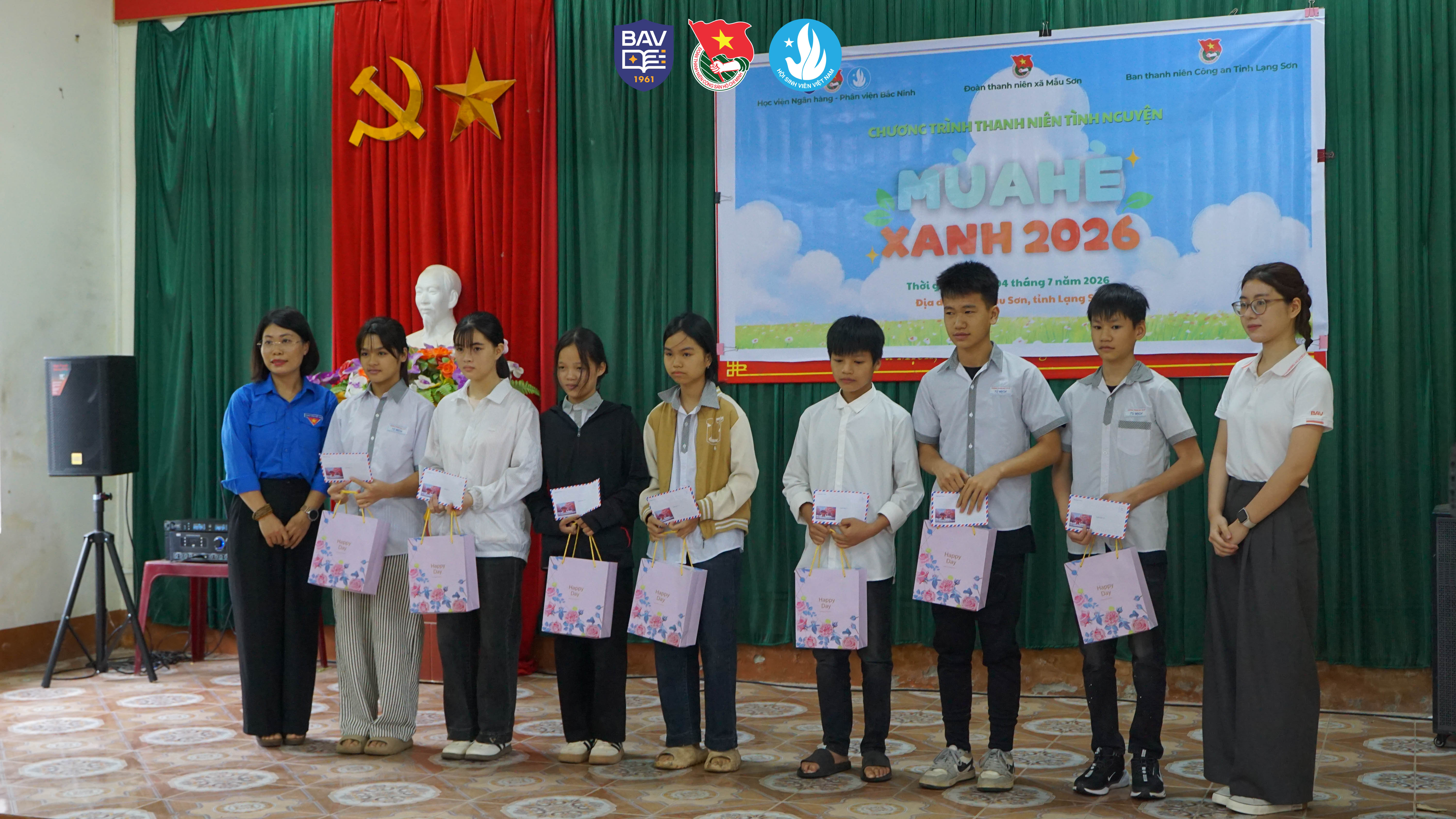 Trao quà cho các e học sinh có hoàn cảnh khó khăn