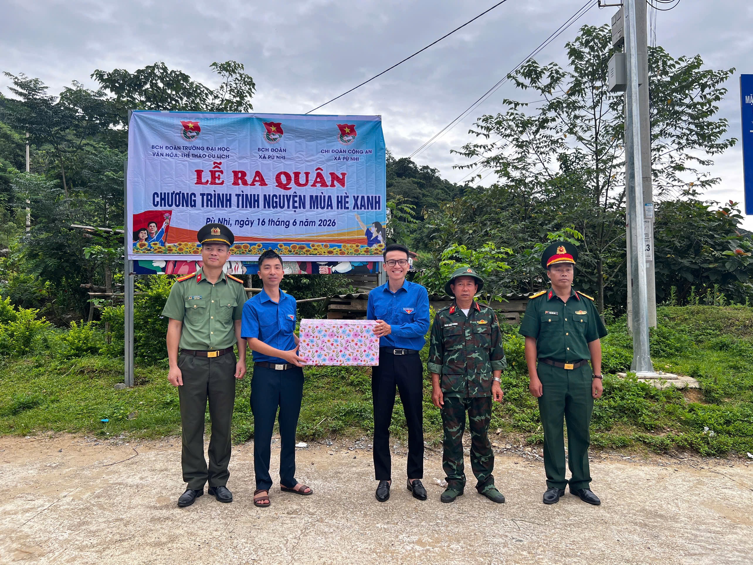 Trao tặng quà cho Đoàn Thanh niên Xã Pù Nhi