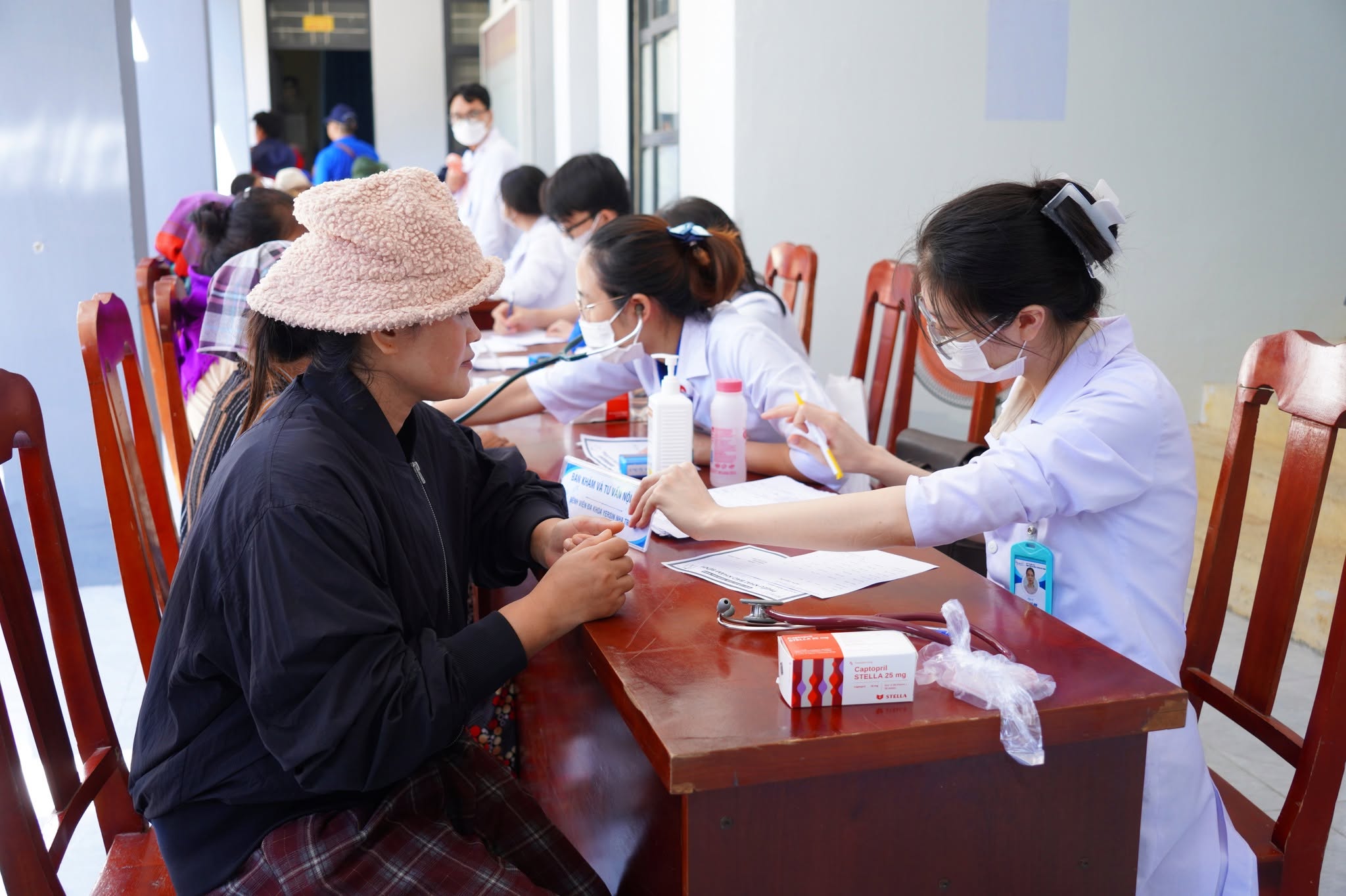[TBD] Tổ chức khám bệnh, tư vấn sức khỏe và cấp phát thuốc miễn phí cho hơn 200 người dân tại xã Công Hải
