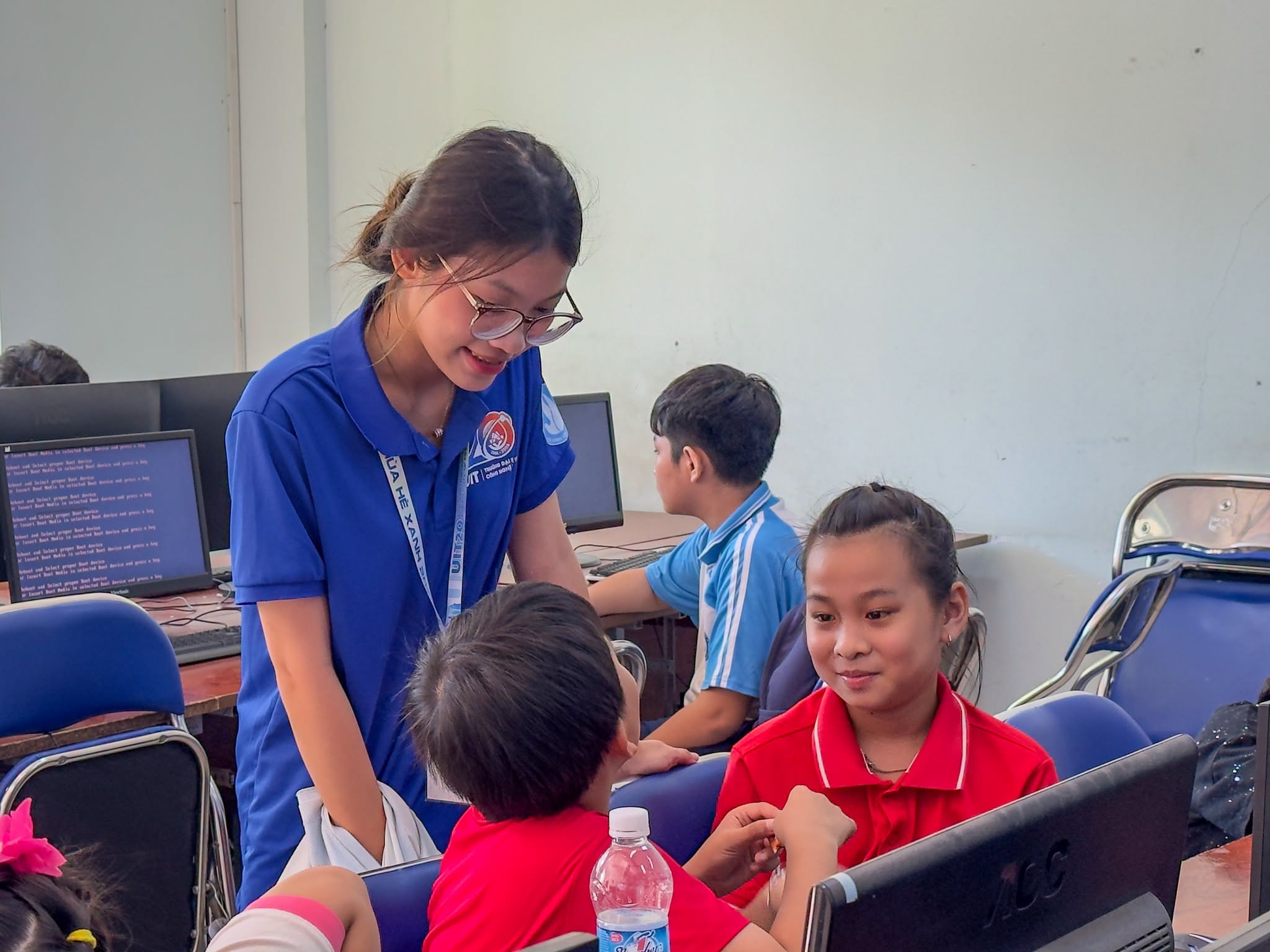 LỚP HỌC TIN HỌC - BUỔI 1: LÀM QUEN VỚI BÀN PHÍM VÀ TIN HỌC VĂN PHÒNG CƠ BẢN