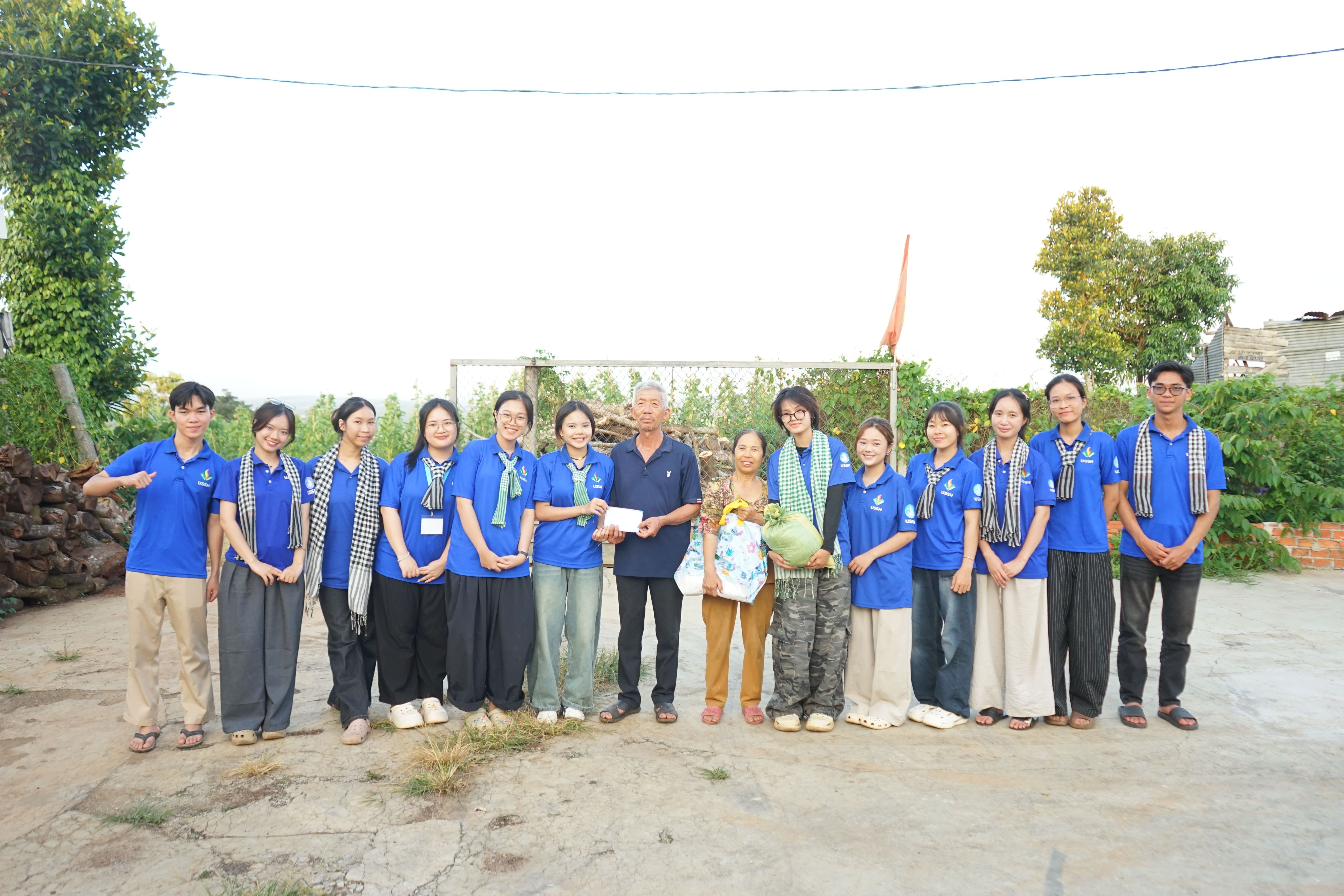 HƯỞNG ỨNG NGÀY CAO ĐIỂM "UỐNG NƯỚC NHỚ NGUỒN": HOẠT ĐỘNG “BỮA CƠM NGÀY HẠ - ĐỎ TÌNH NƯỚC NON”