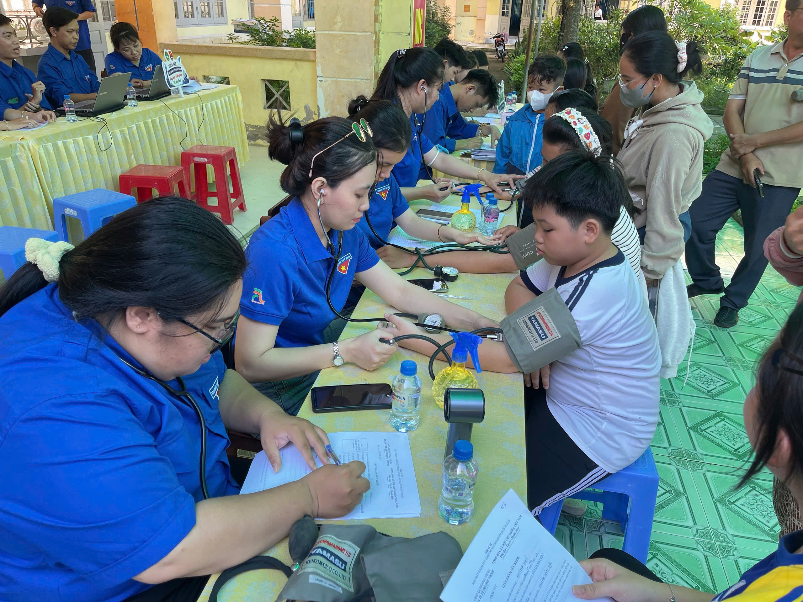 Hỗ trợ công tác khám sức khỏe cho người dân