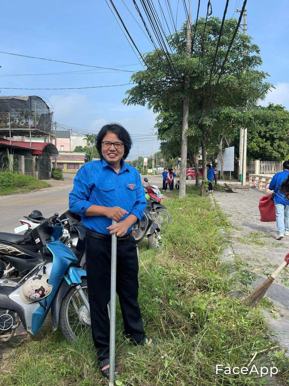 Bí thư tham gia hoạt động tình nguyện dọn dẹp Đài tưởng niệm Quyết Thắng