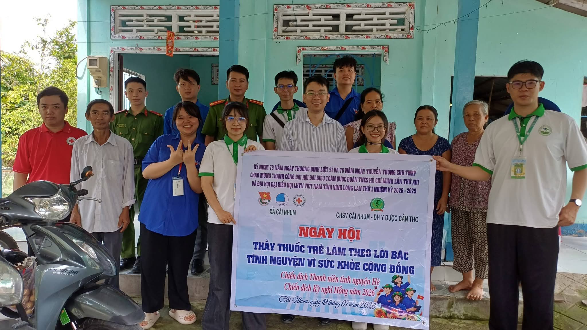 Cấp phát thuốc miễn phí cho người dân