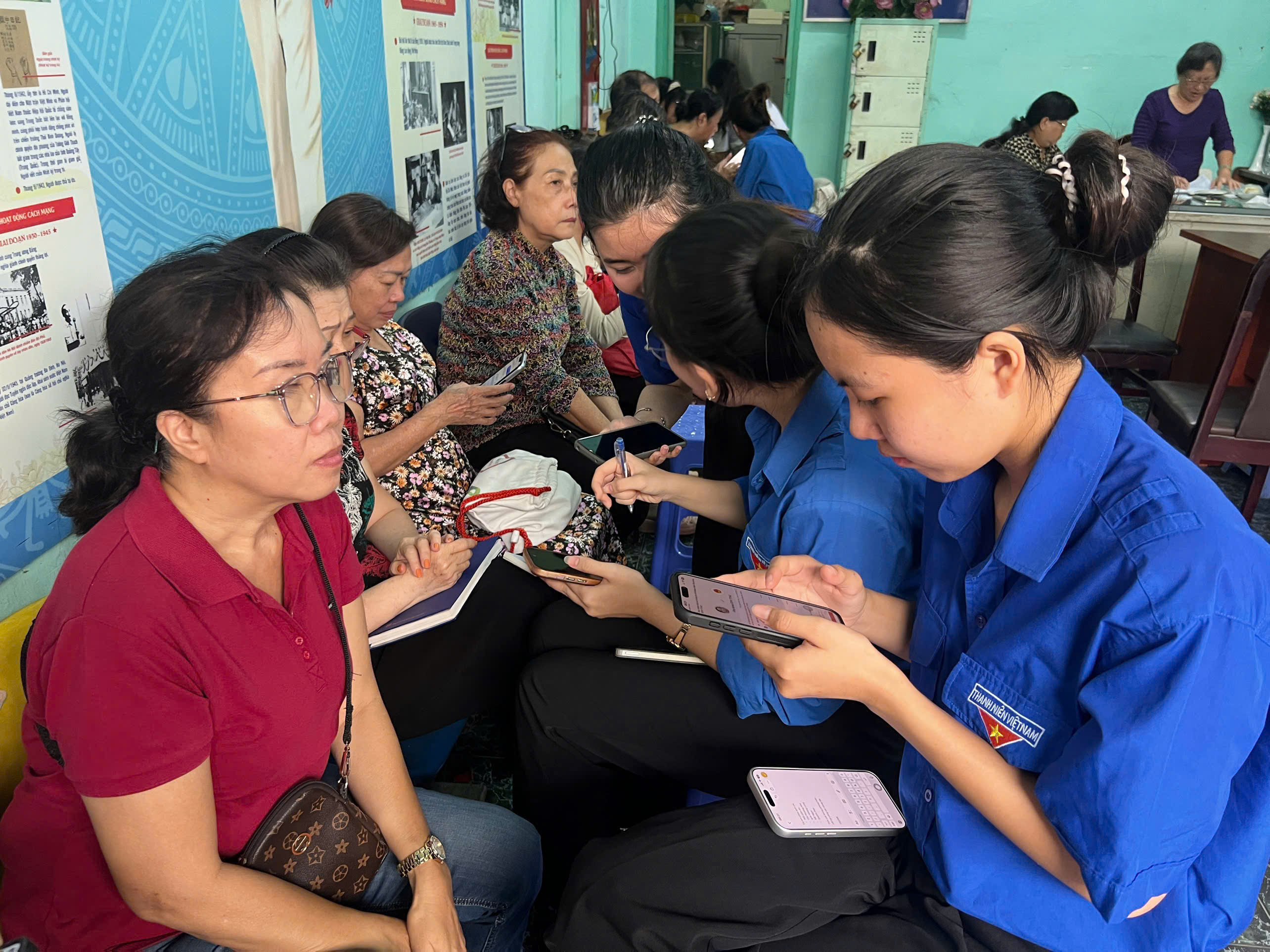 Hỗ trợ người dân cài đặt ứng dụng