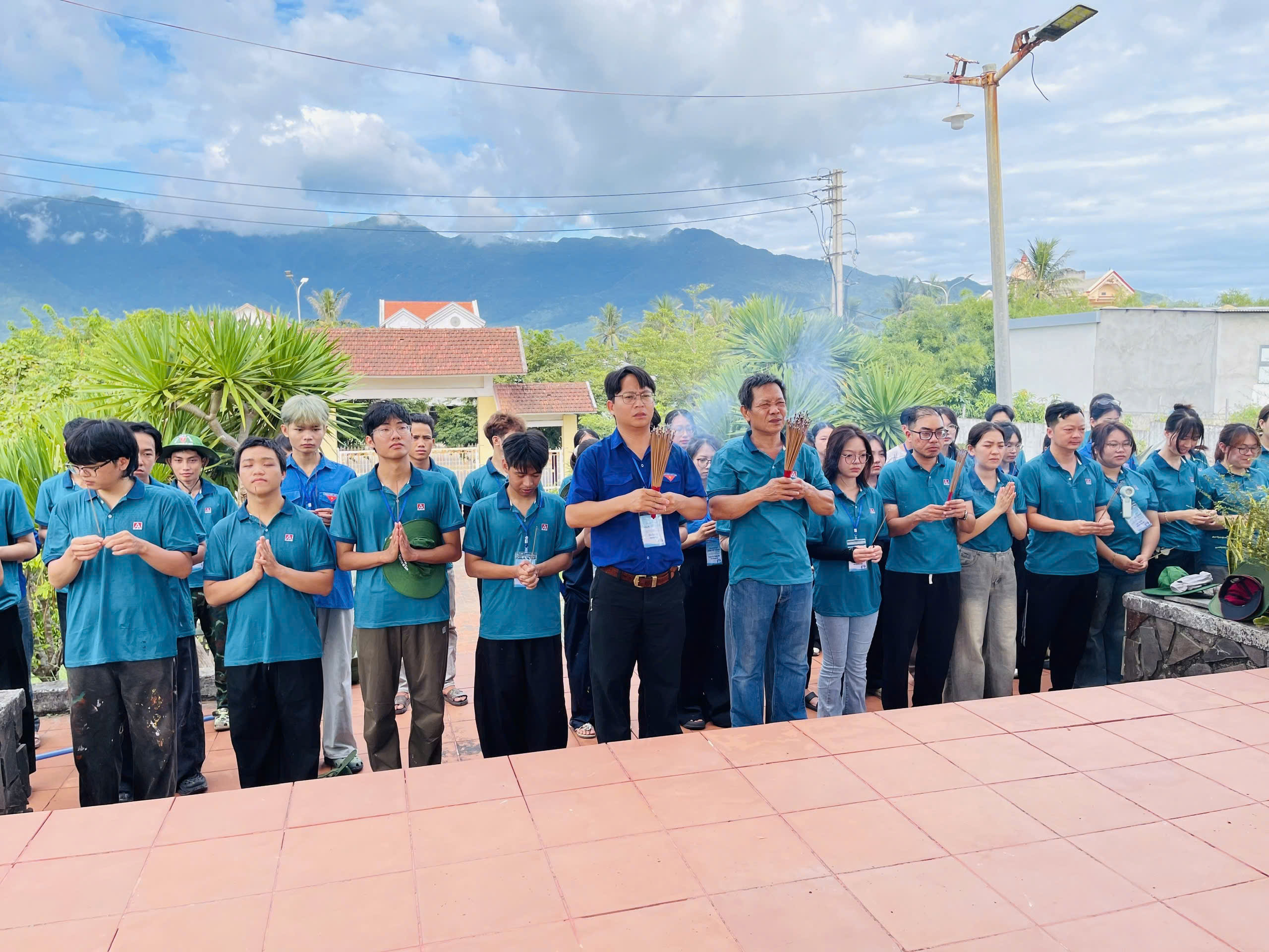 Tổ chức thắp hương, dâng hoa tri ân các anh hùng liệt sĩ