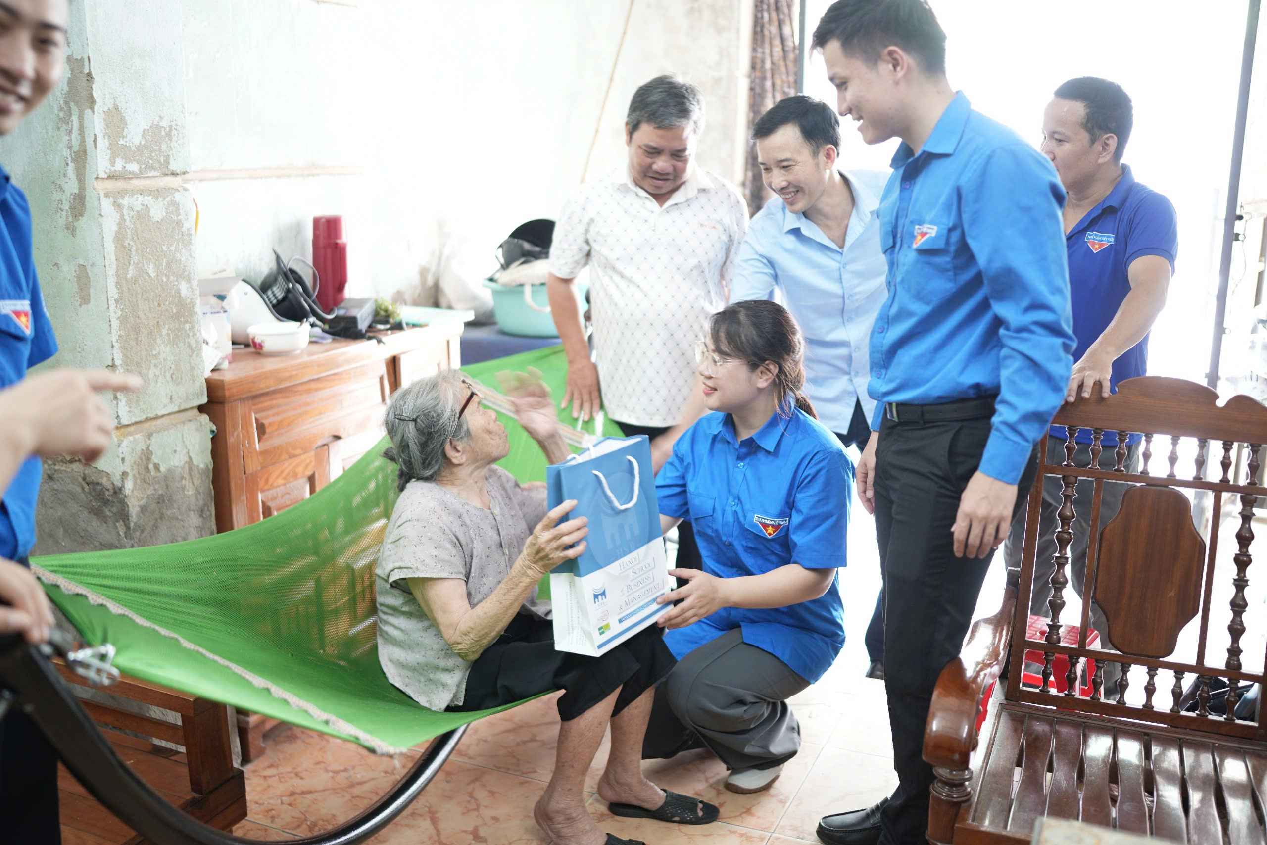 Chi bộ CTSV, Đoàn thanh niên Trường Quản trị và Kinh doanh phối hợp Đoàn Thanh niên phường Sầm Sơn đến thăm và tặng quà tri ân gia đình chính sách, người có công nhân ngày Thương binh liệt sỹ (27/7)