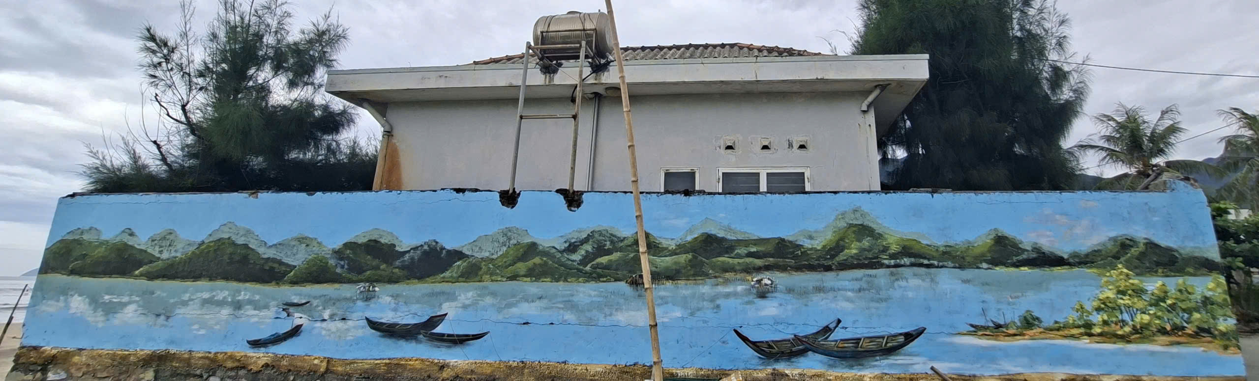 Vẽ tranh bích họa tại Tuyến đường du lịch biển Đồng Dương, Xã Chân Mây, Lăng Cô, Thành phố Huế