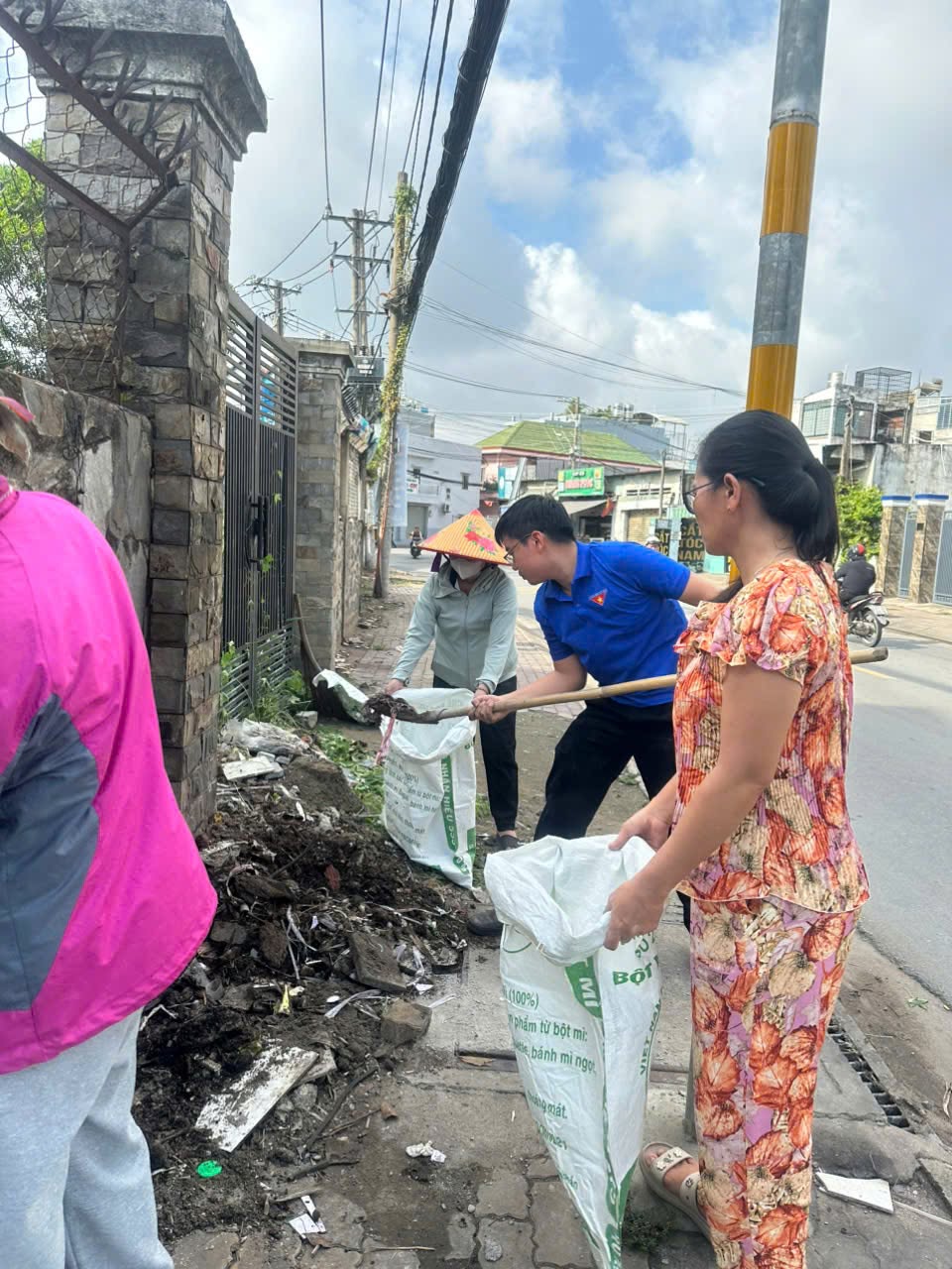 THANH NIÊN MÙA HÈ XANH - RA QUÂN XÓA 03 ĐIỂM ĐEN VỀ RÁC TRÊN TUYẾN ĐƯỜNG ĐÌNH PHONG PHÚ