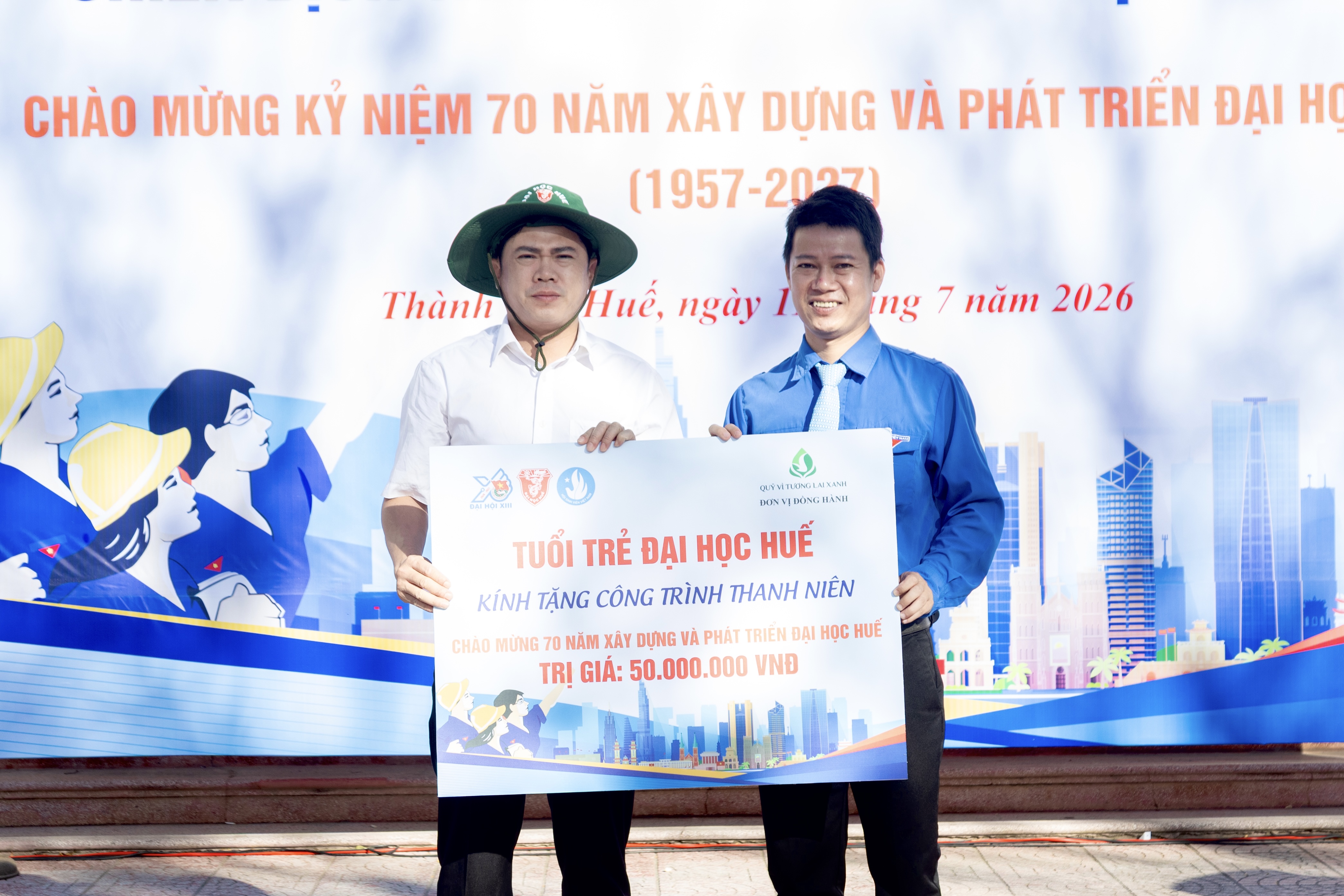 Trao biển tượng trưng công trình