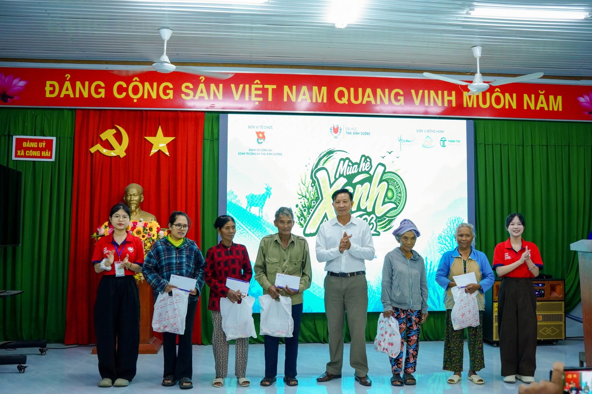 [TBD] Trao 5 phần quà đến các hộ gia đình có hoàn cảnh khó khăn