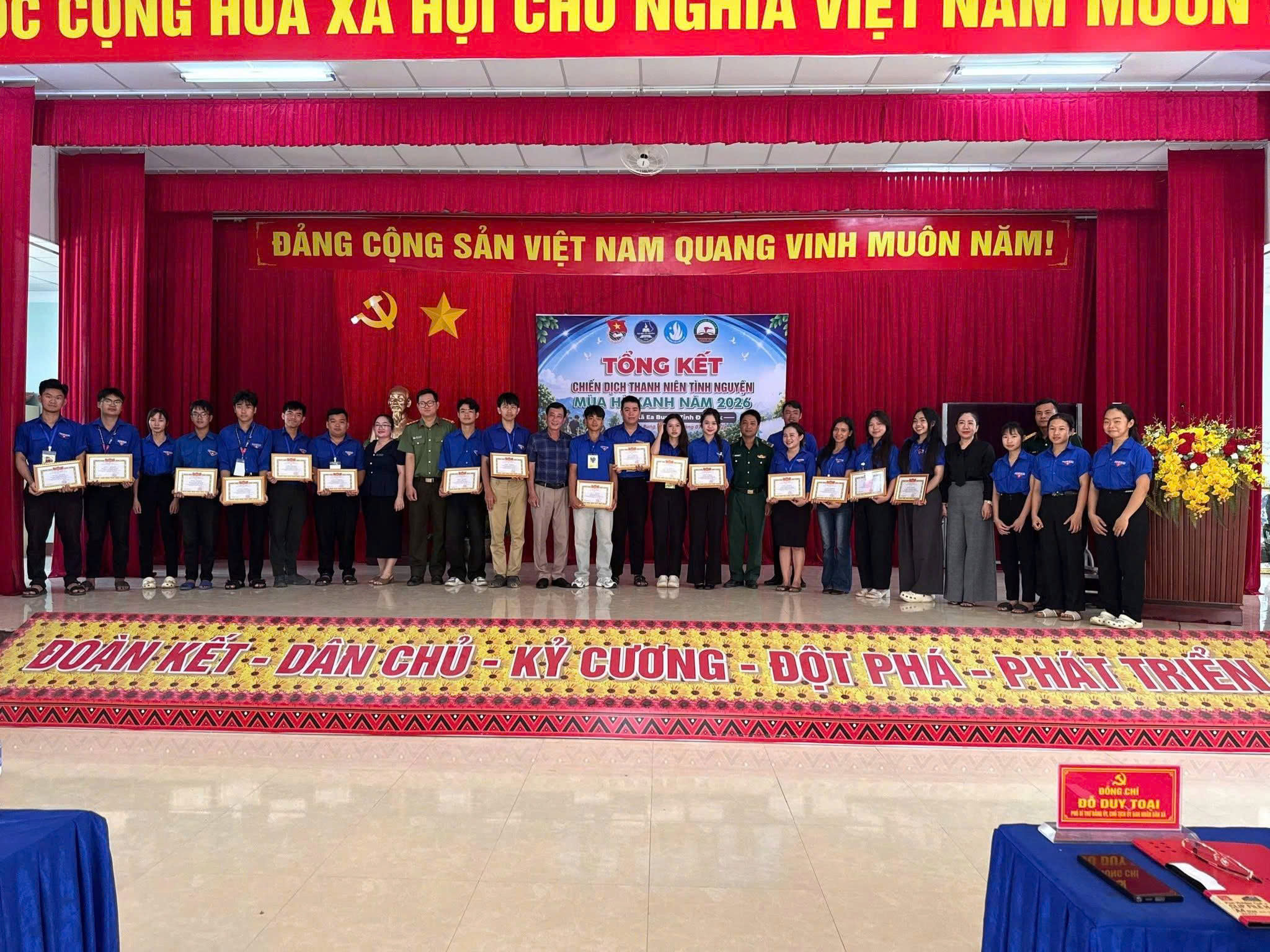 Lễ tổng kết chia tay Đội thanh niên tình nguyện viên tại mặt trận Ea Bung khép lại hành trình Mùa Hè Xanh rực rỡ và đong đầy ký ức