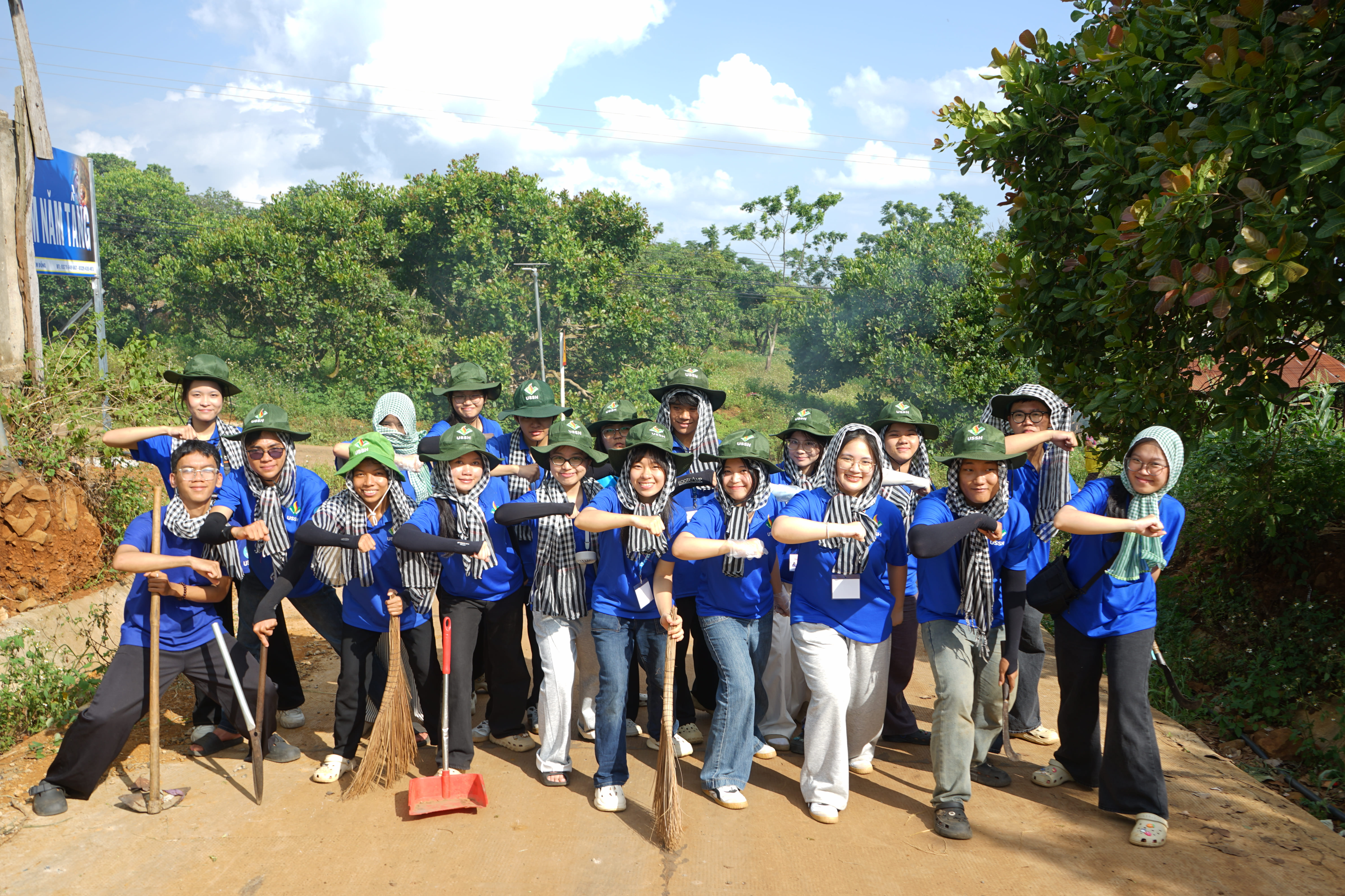HOẠT ĐỘNG "TUYẾN ĐƯỜNG XANH": DỌN DẸP VỆ SINH ĐƯỜNG XÁ VÀ KHUÔN VIÊN TRƯỜNG HỌC