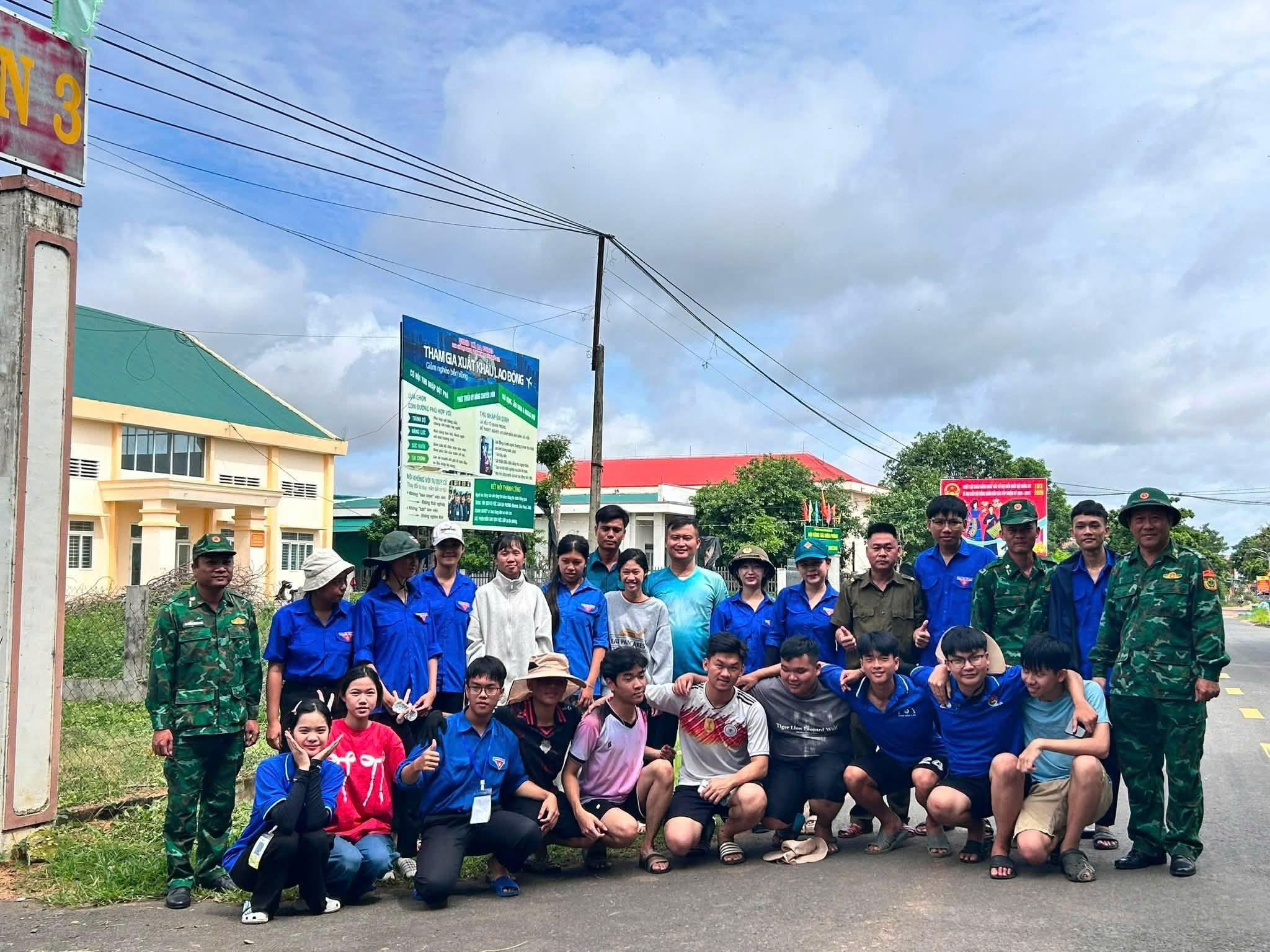 Phối hợp cùng Đội công tác Biên phòng ra quân dọn dẹp vệ sinh môi trường tại Thôn 1 và Thôn 3