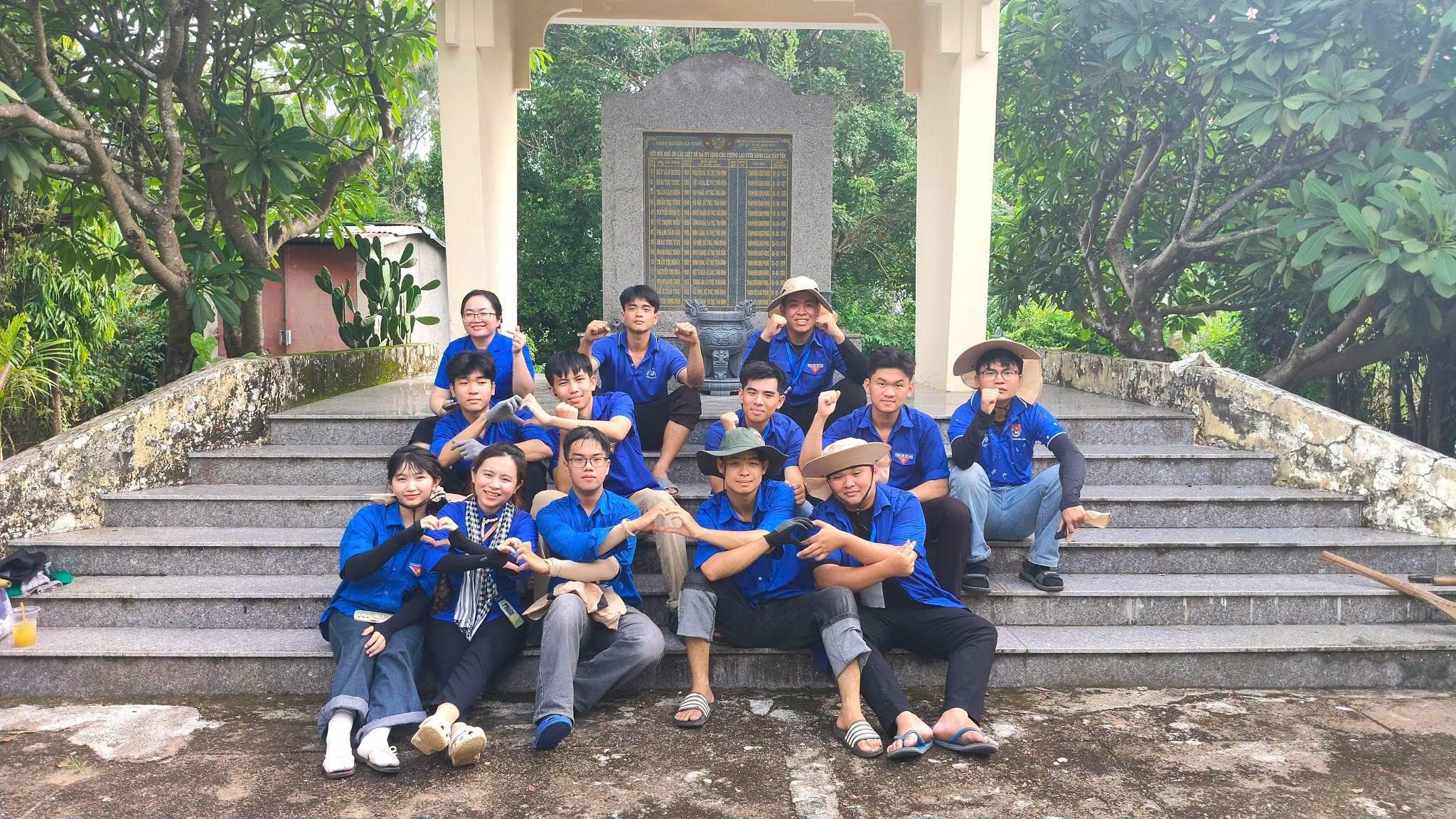 Làm lễ dâng hương và dọn dẹp vệ sinh tại Đài tưởng niệm Anh hùng Liệt sĩ xã Ea Bung