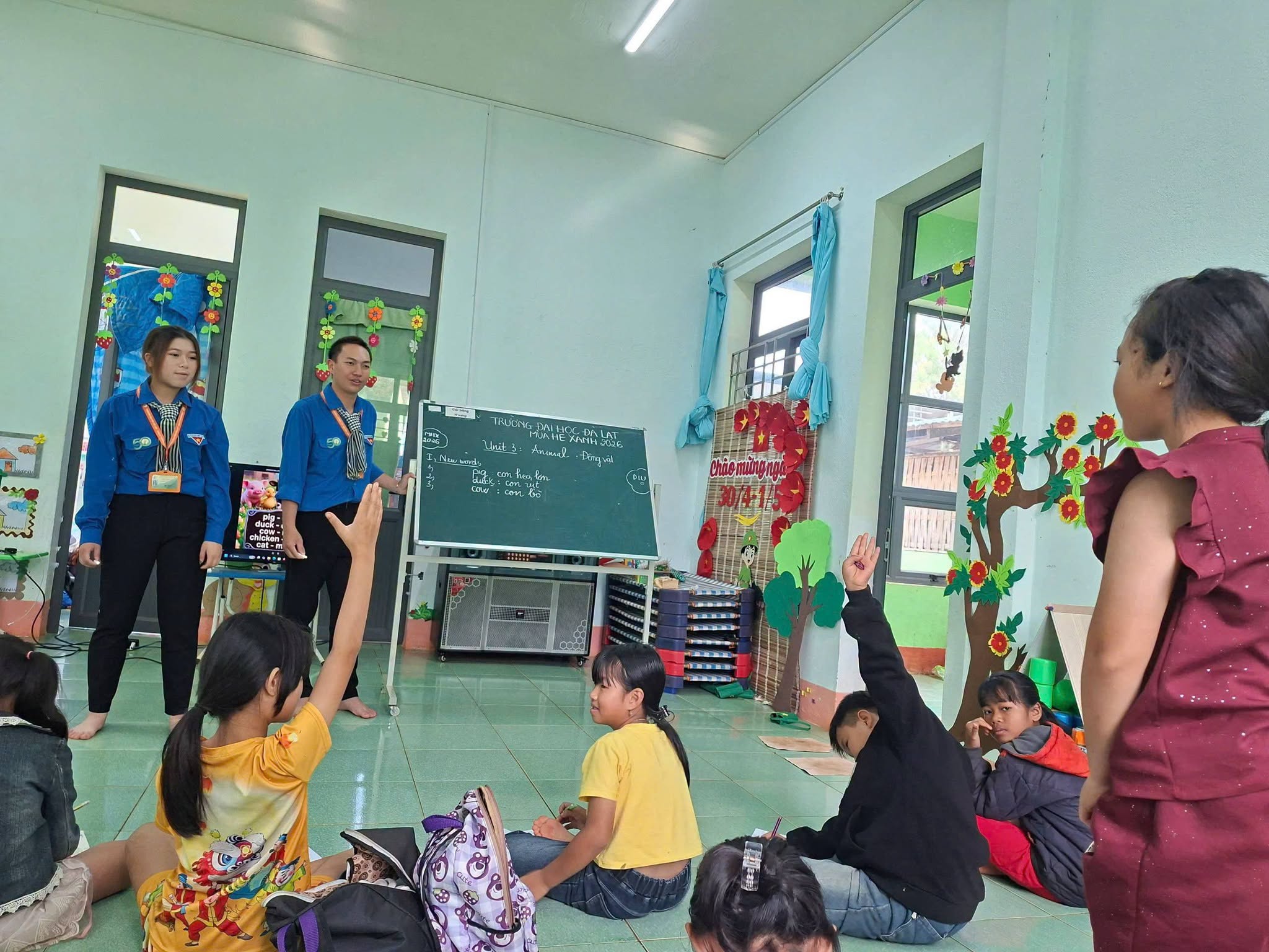 LỚP DẠY TIẾNG ANH MIỄN PHÍ CHO TRẺ EM DÂN TỘC M'NÔNG
