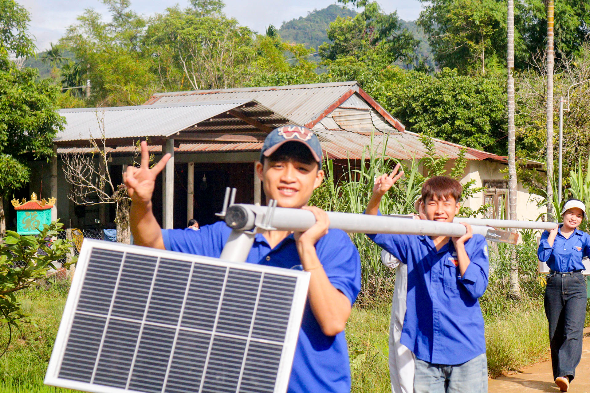 ẢNH CHƯƠNG TRÌNH "THẮP SÁNG BIÊN CƯƠNG" TRƯỜNG ĐẠI HỌC PHÚ XUÂN