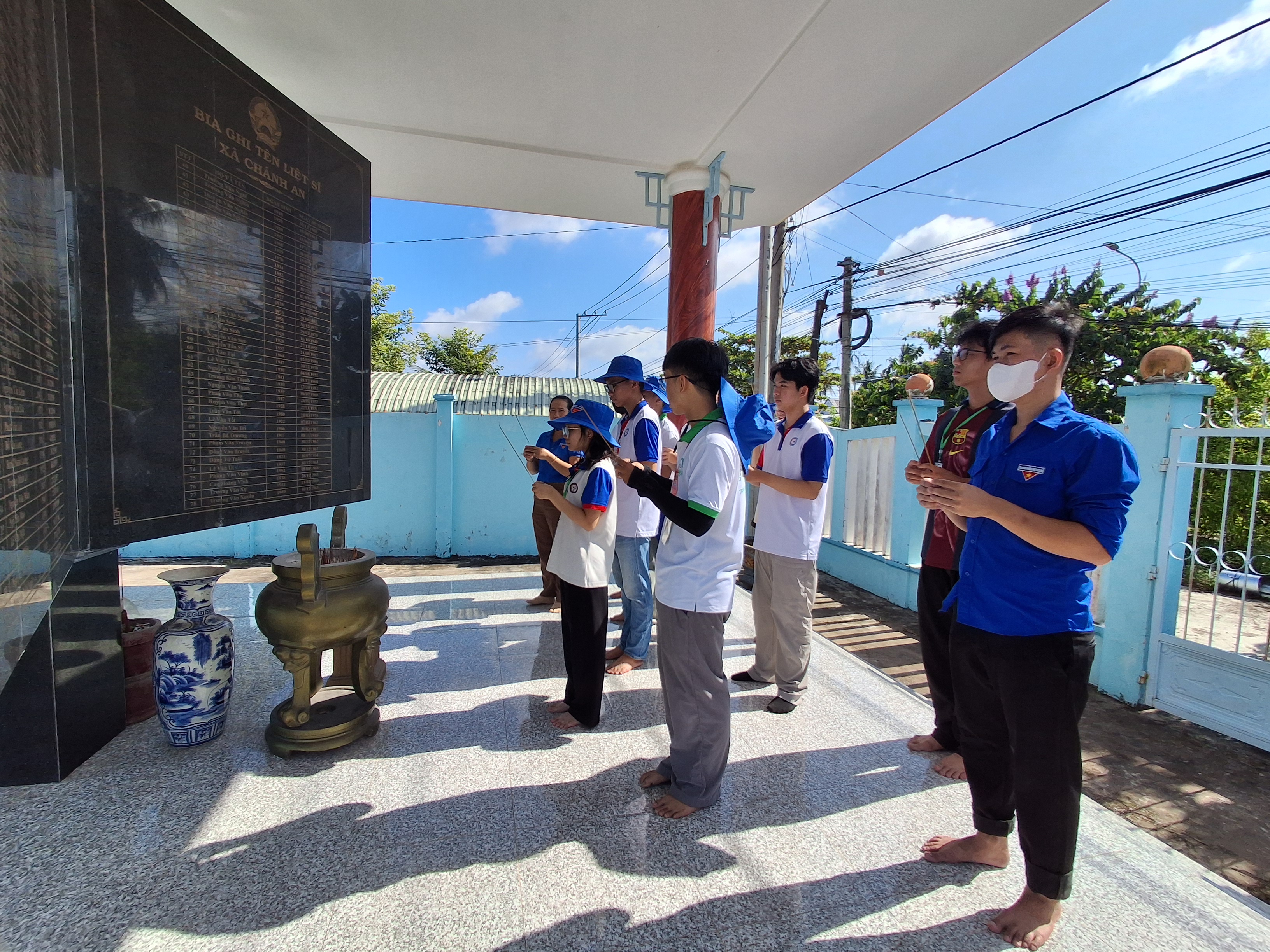 Dọn dẹp bia tưởng niệm
