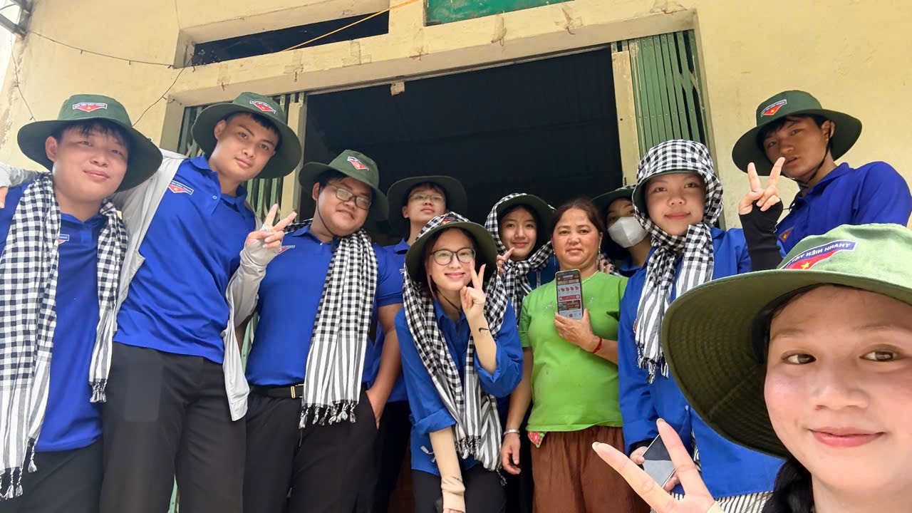 Hướng dẫn người dân địa phương thực hiện cập nhật thông tin, hồ sơ cá nhân trên ứng dụng VNEID