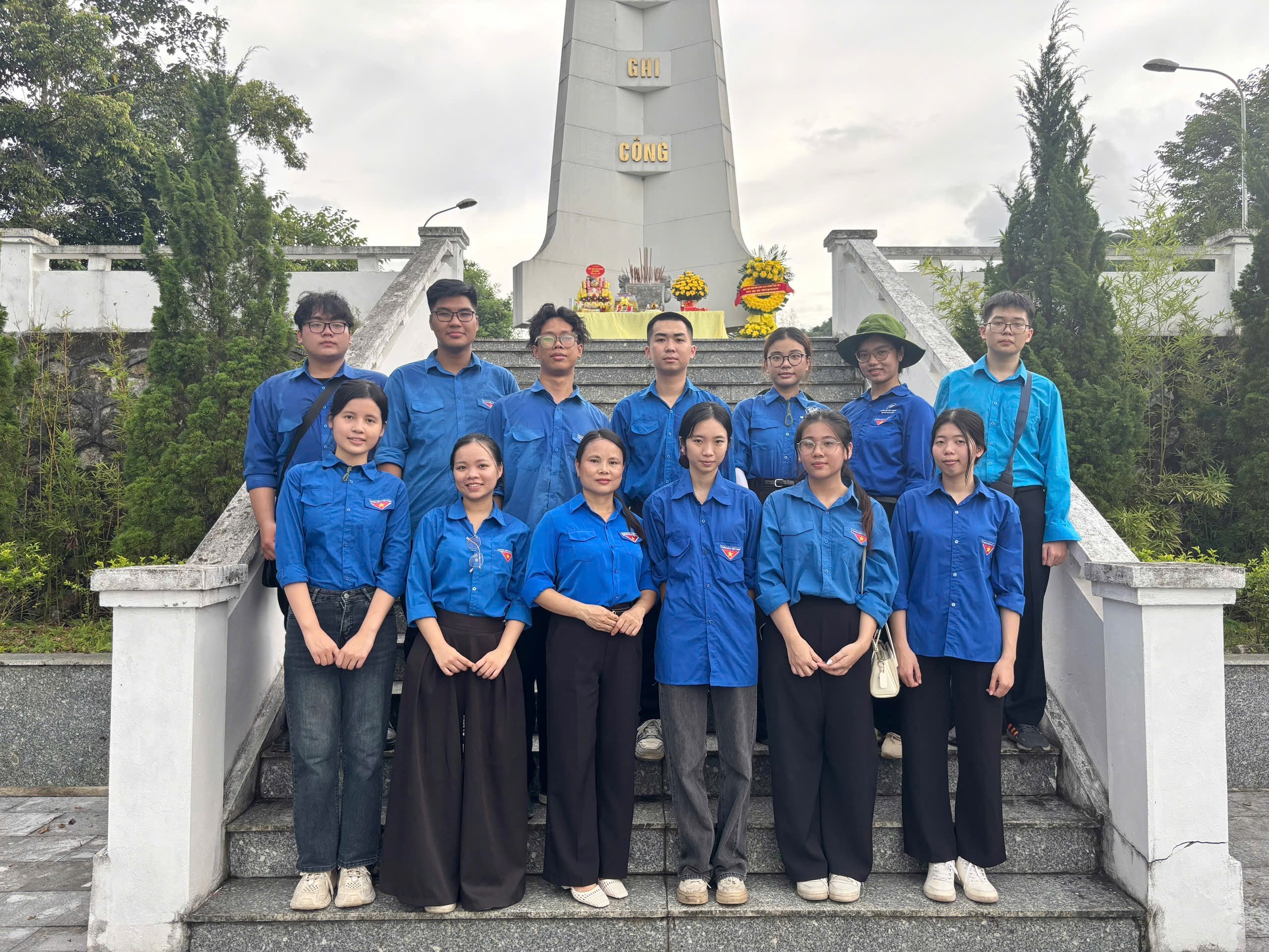 TÌNH NGUYỆN VIÊN DÂNG HƯƠNG TẠI NGHĨA TRANG LIỆT SĨ XÃ TRƯỜNG HÀ