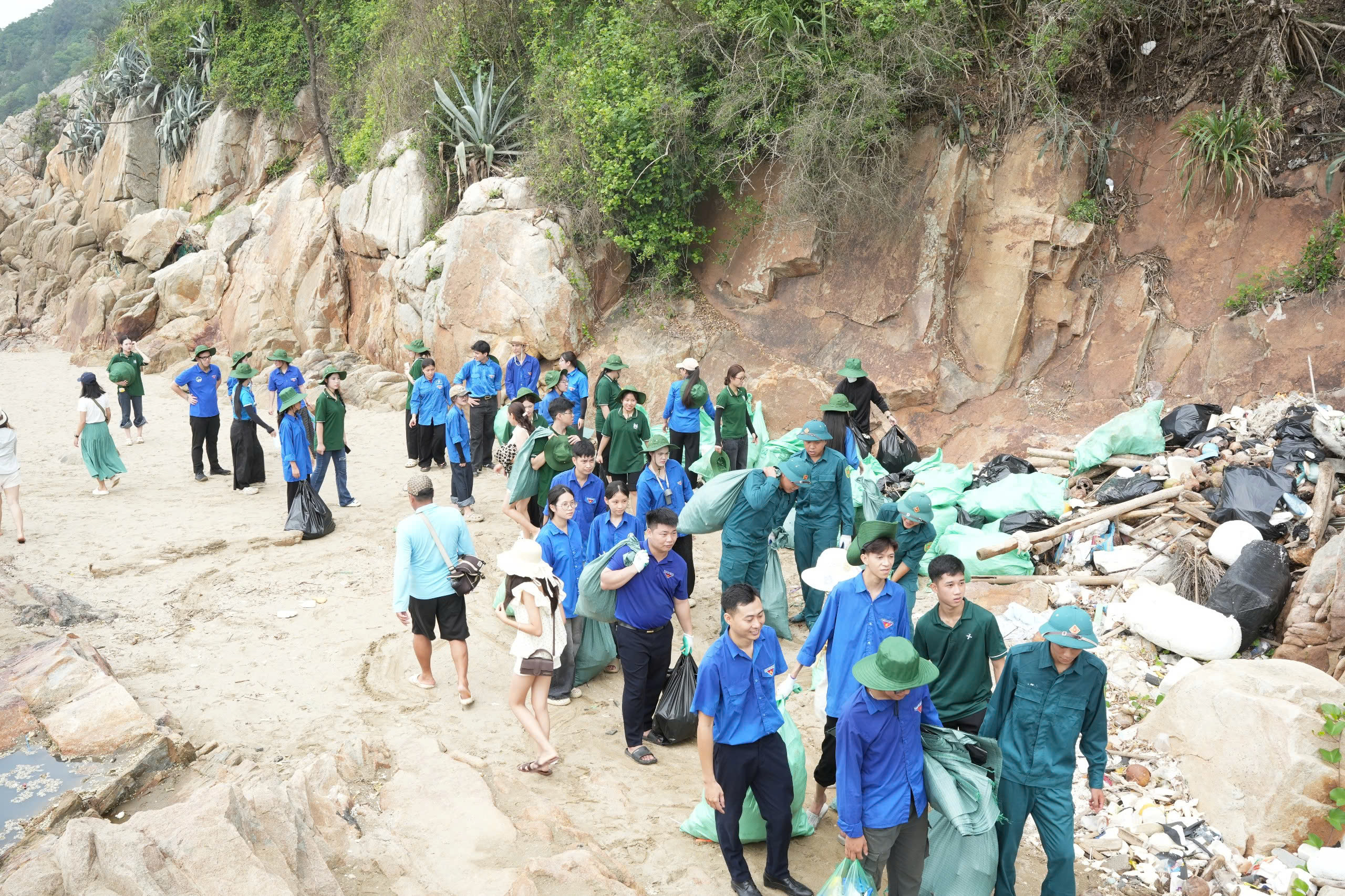 Chung tay vệ sinh làm sạch và bảo vệ môi trường biển Sầm Sơn
