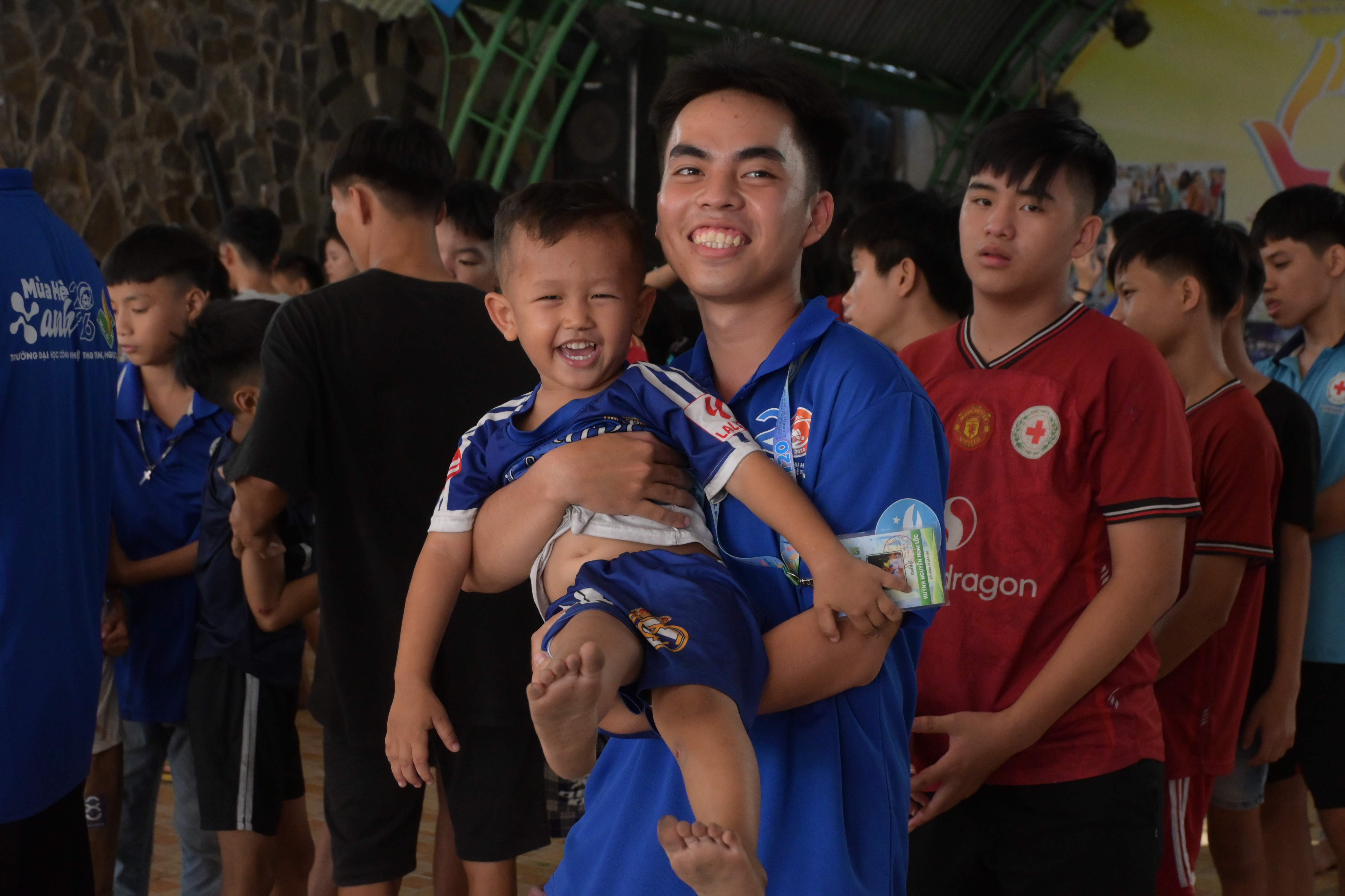 Dạy võ tại Mái ấm Quê Hương