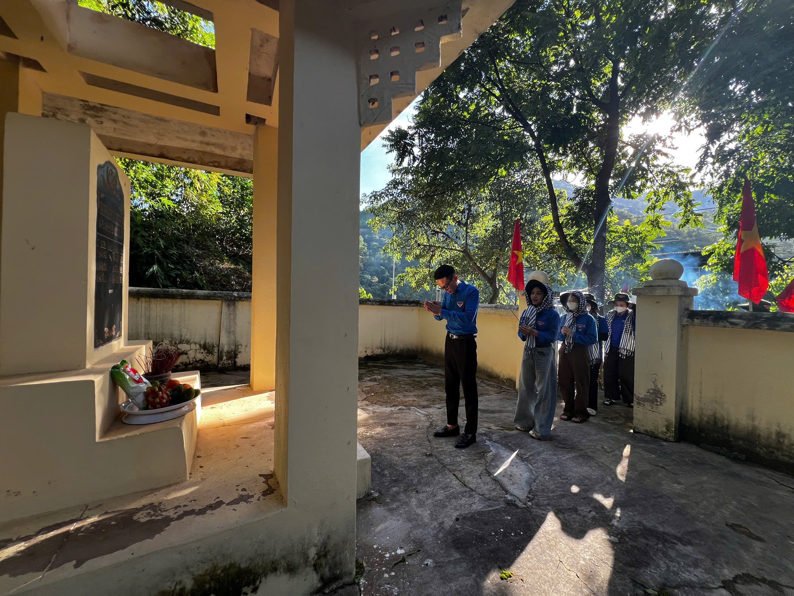 Tổ chức dâng hương tại Đài tưởng niệm các liệt sĩ của Xã Pù Nhi