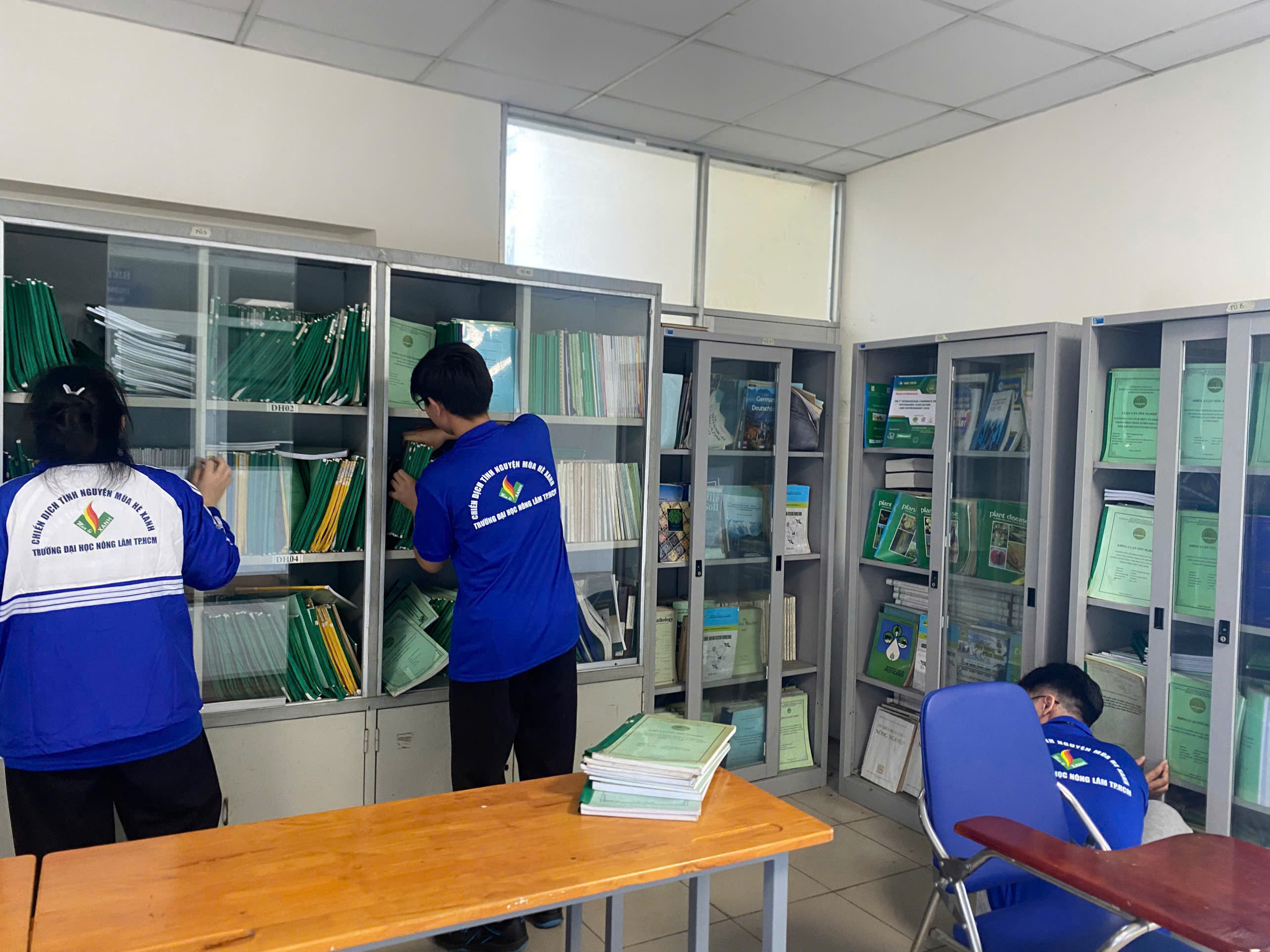 Gìn giữ và làm đẹp không gian thư viện của Khoa