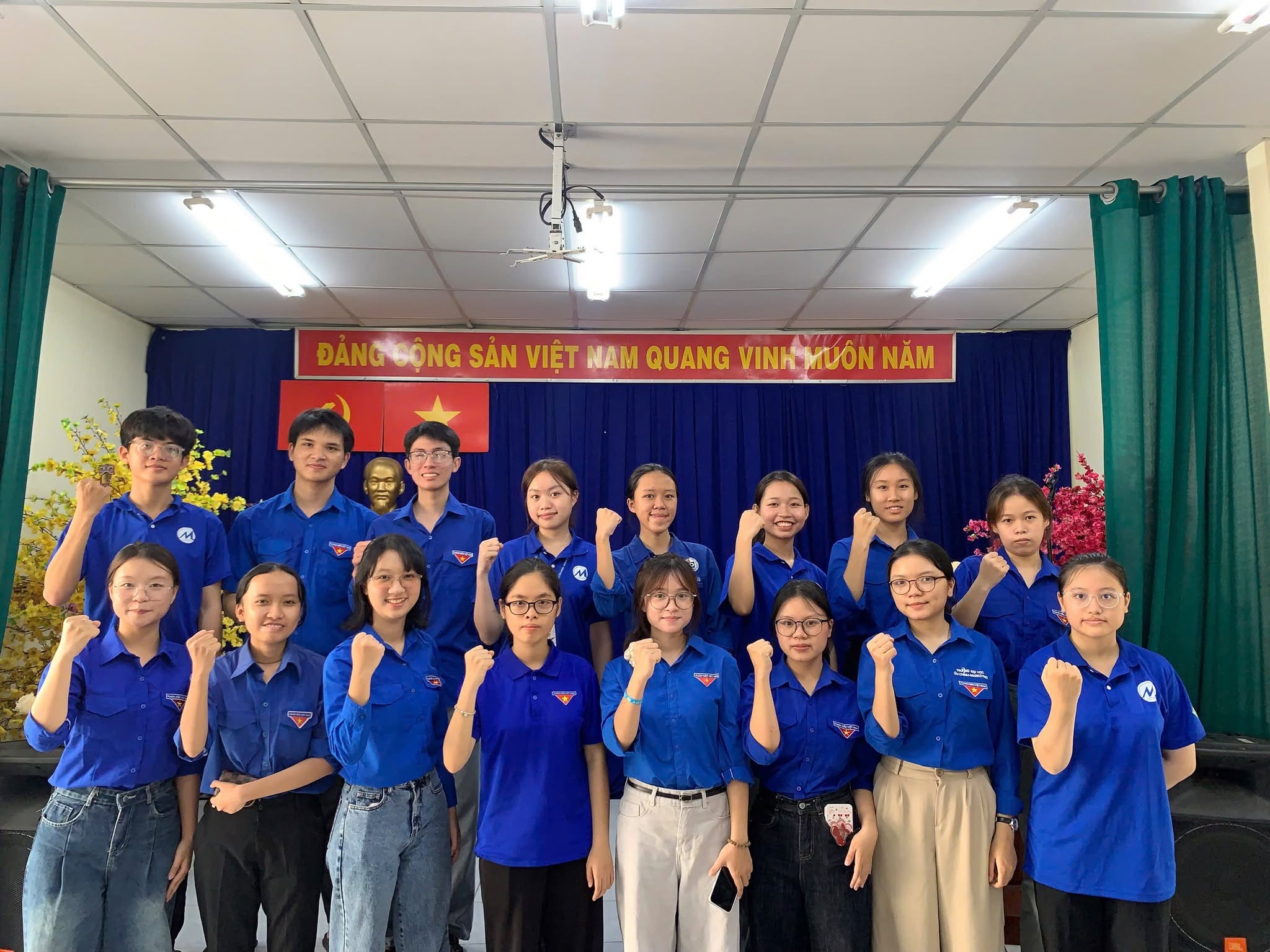 UFM - Đội hình MHS hỗ trợ sử dụng app Đảng viên tại khu phố 27